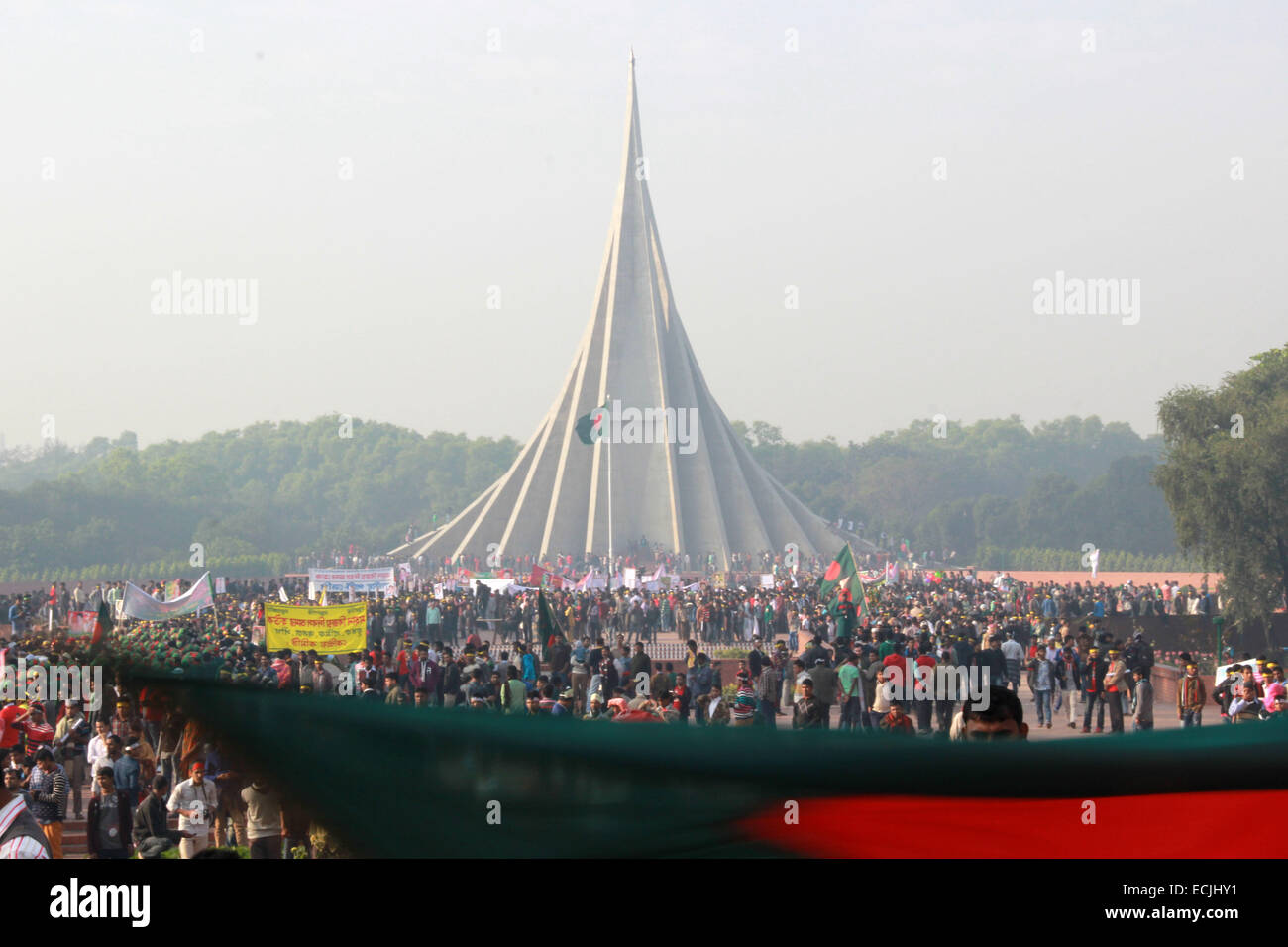 Dacca in Bangladesh. 16 dicembre, 2014. Popolo del Bangladesh affollano Mausoleo Nazionale in Savar, nella periferia di Dhaka, di pagare i tributi per la marcatura dei martiri la XLIV Giornata della vittoria. In questo giorno nel 1971 il paese ha ottenuto l'indipendenza dopo un periodo di nove mesi di lunga guerra di liberazione. Dacca in Bangladesh. 16/12/2014 La nazione celebra il 44º anniversario della sua gloriosa vittoria sul Pakistan le forze di occupazione nel 1971. Il 16 dicembre 1971 il paese ha ottenuto l'indipendenza come pure il nome del Bangladesh che è venuto dopo un periodo di nove mesi di guerra di liberazione. Foto Stock