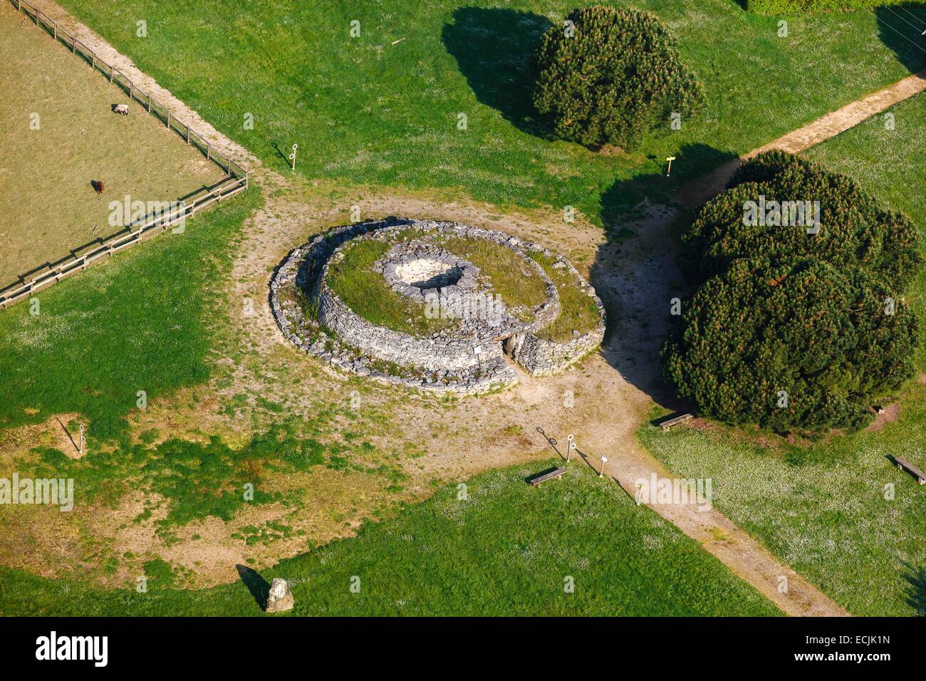 Francia, Vendee, Saint Hilaire la Foret, museo della preistoria, dolmen (vista aerea) Foto Stock