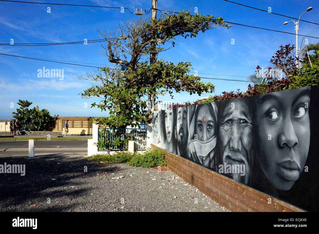 Francia, isola di Reunion (dipartimento francese d' oltremare), Saint Pierre, affresco intitolato Reunion della cultura, razza e religione dall'artista Meo Foto Stock