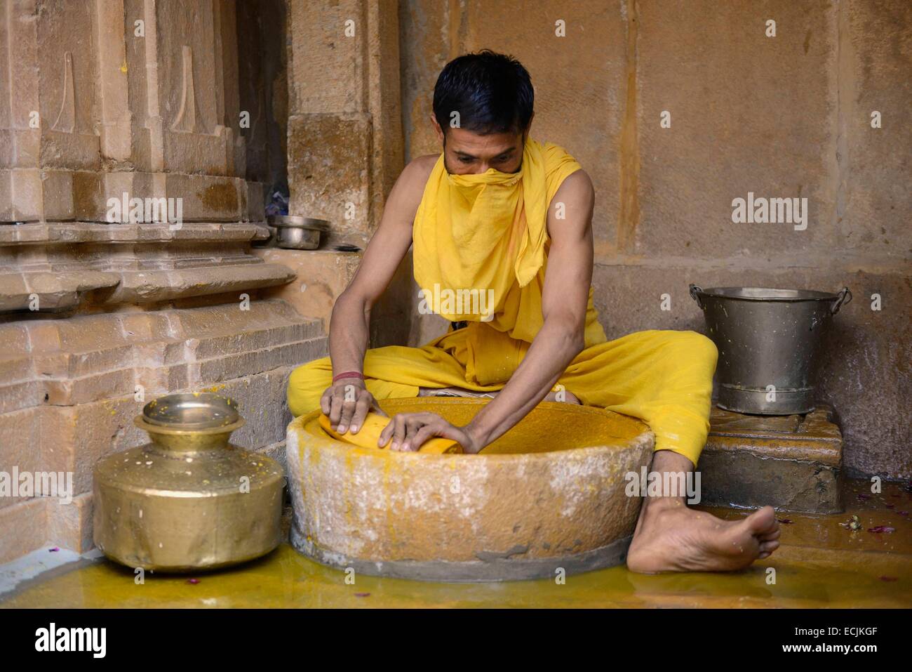 India Rajasthan, Jaisalmer, Shantinath tempio Jain sacerdote la preparazione di pasta di legno di sandalo per il culto della Tirthankaras o creatori di Ford Foto Stock