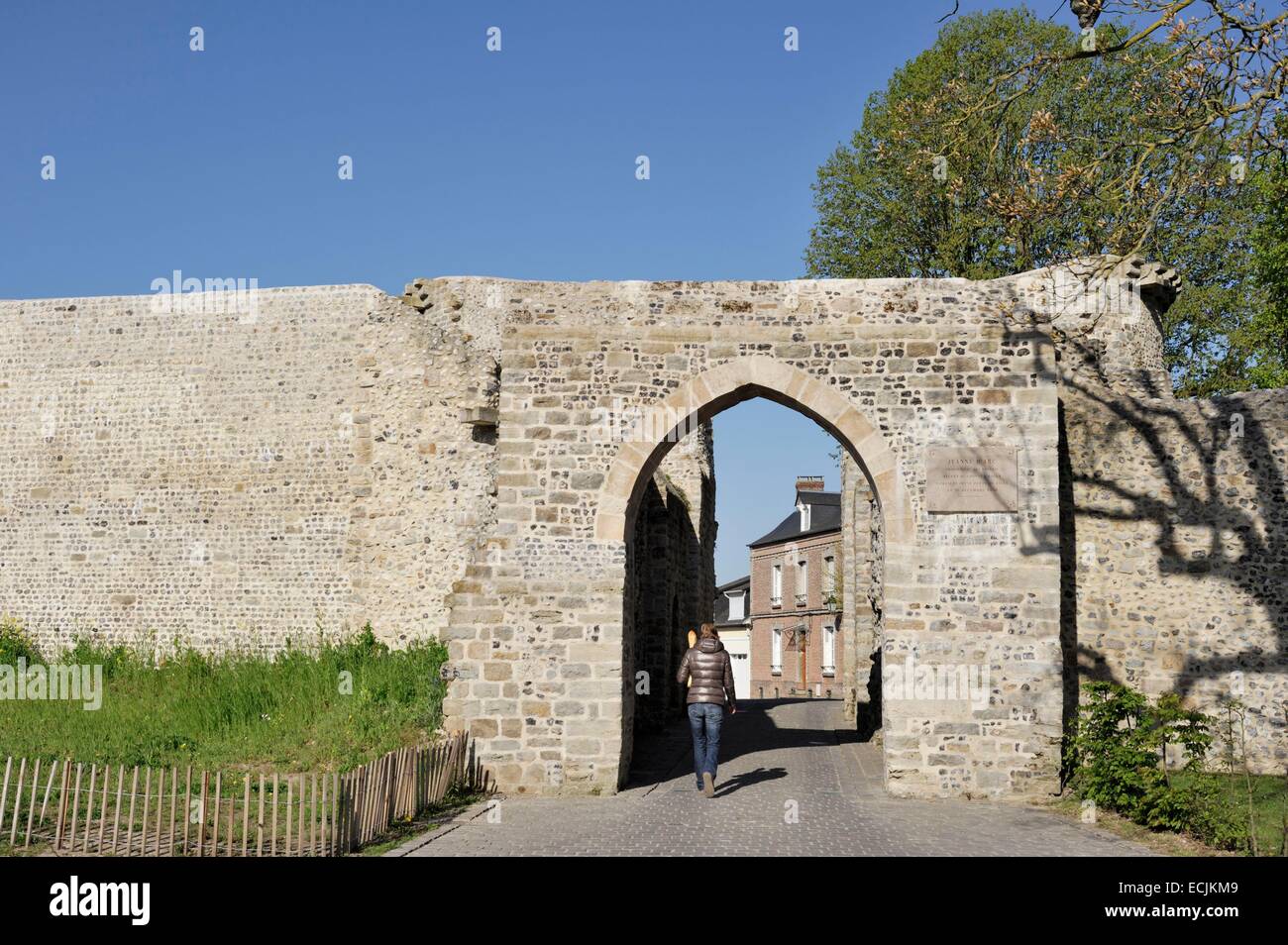 Francia, Somme, Saint Valery sur Somme, sportello superiore, giovane donna indietro passando sotto la porta Foto Stock