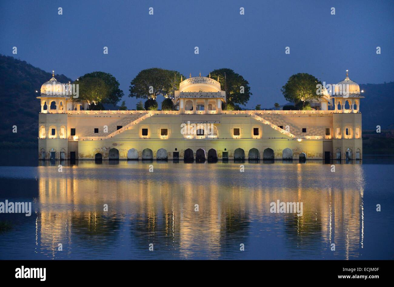 India Rajasthan, Jaipur, la festa di Diwali Jal Mahal Palace di notte Foto Stock