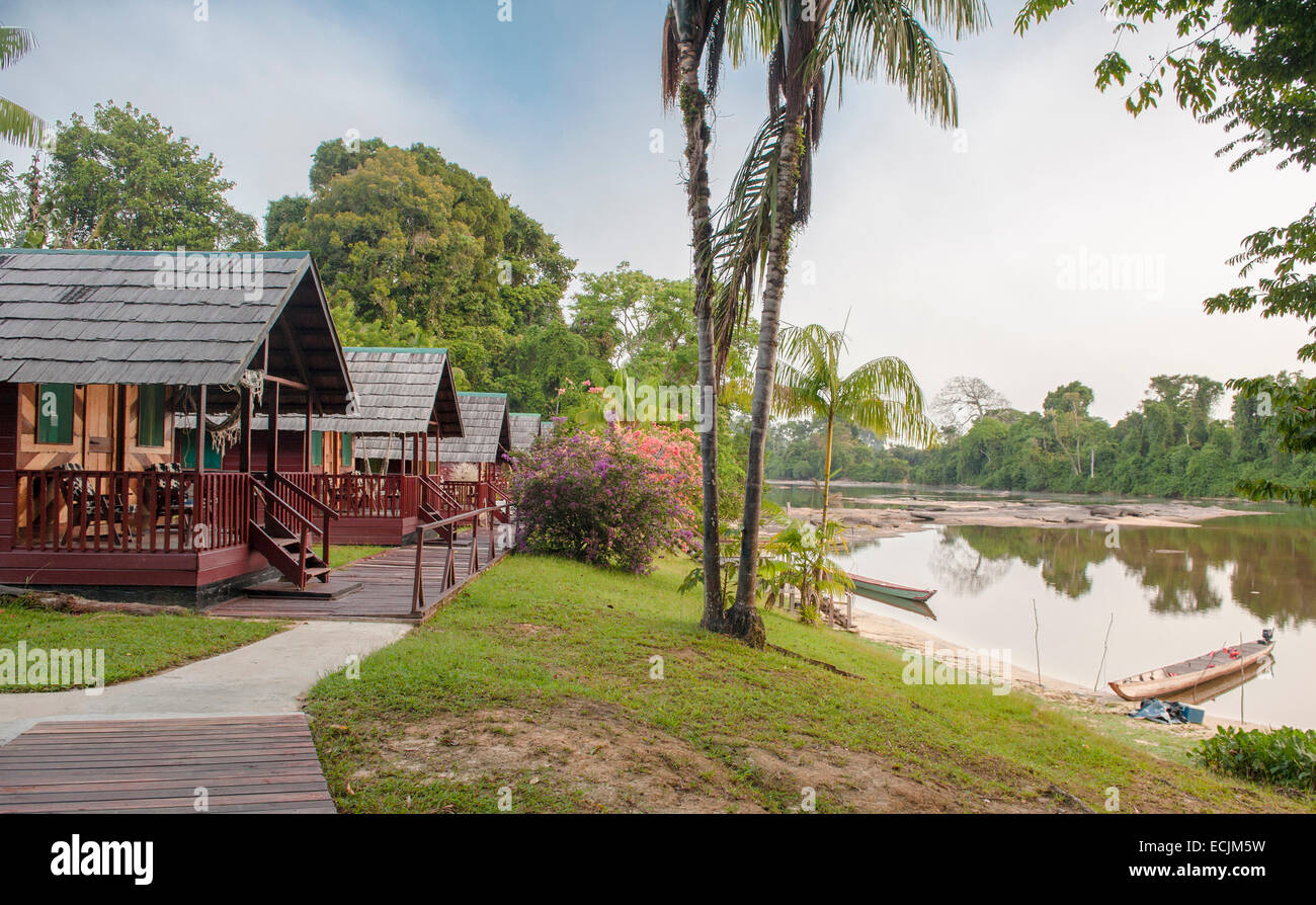 Eco-friendly Danpaati Lodge sulle rive del fiume Suriname con una canoa ormeggiata, superiore del Suriname, Sud America Foto Stock