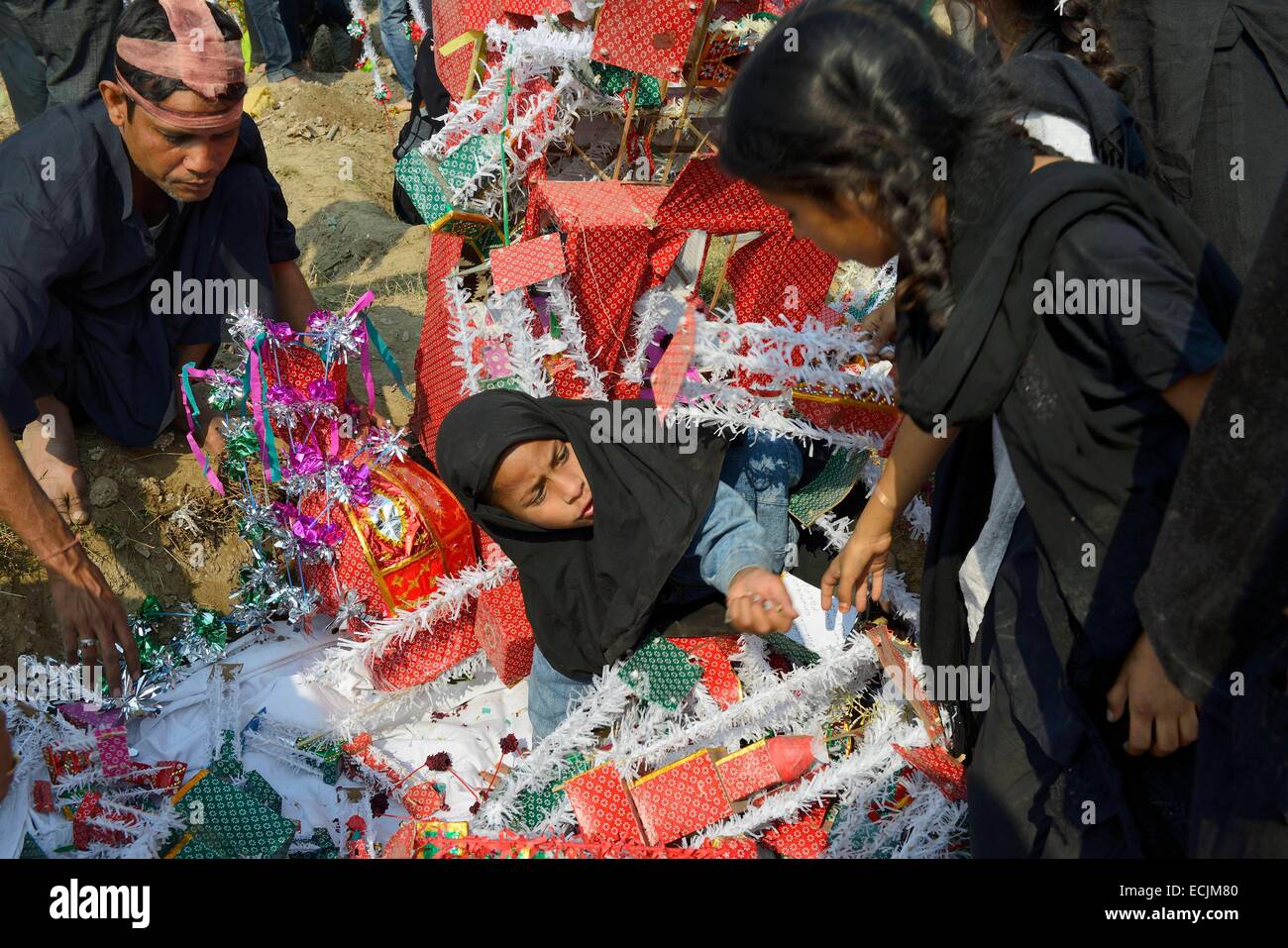 India, Uttar Pradesh, Lucknow, Imambara Puttan Sahib Karbala, Ashura festival, Shia ragazze musulmane di caduta off Tazias, repliche di Imam Hussain la tomba di Foto Stock