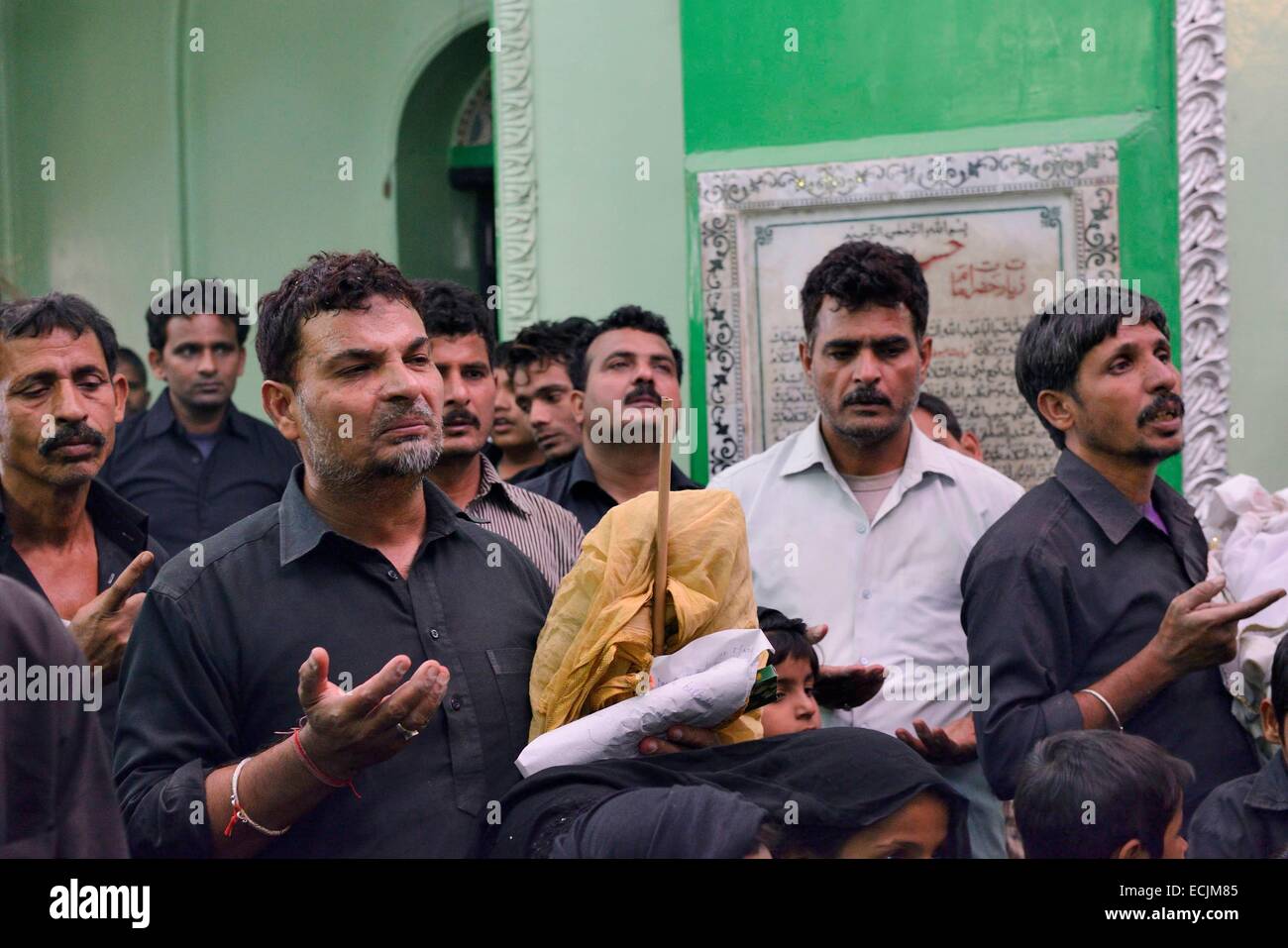 India, Uttar Pradesh, Lucknow, Imambara Talkatora Karbala, Ashura festival, Shia devoti lutto il martirio di Imam Hussain Foto Stock