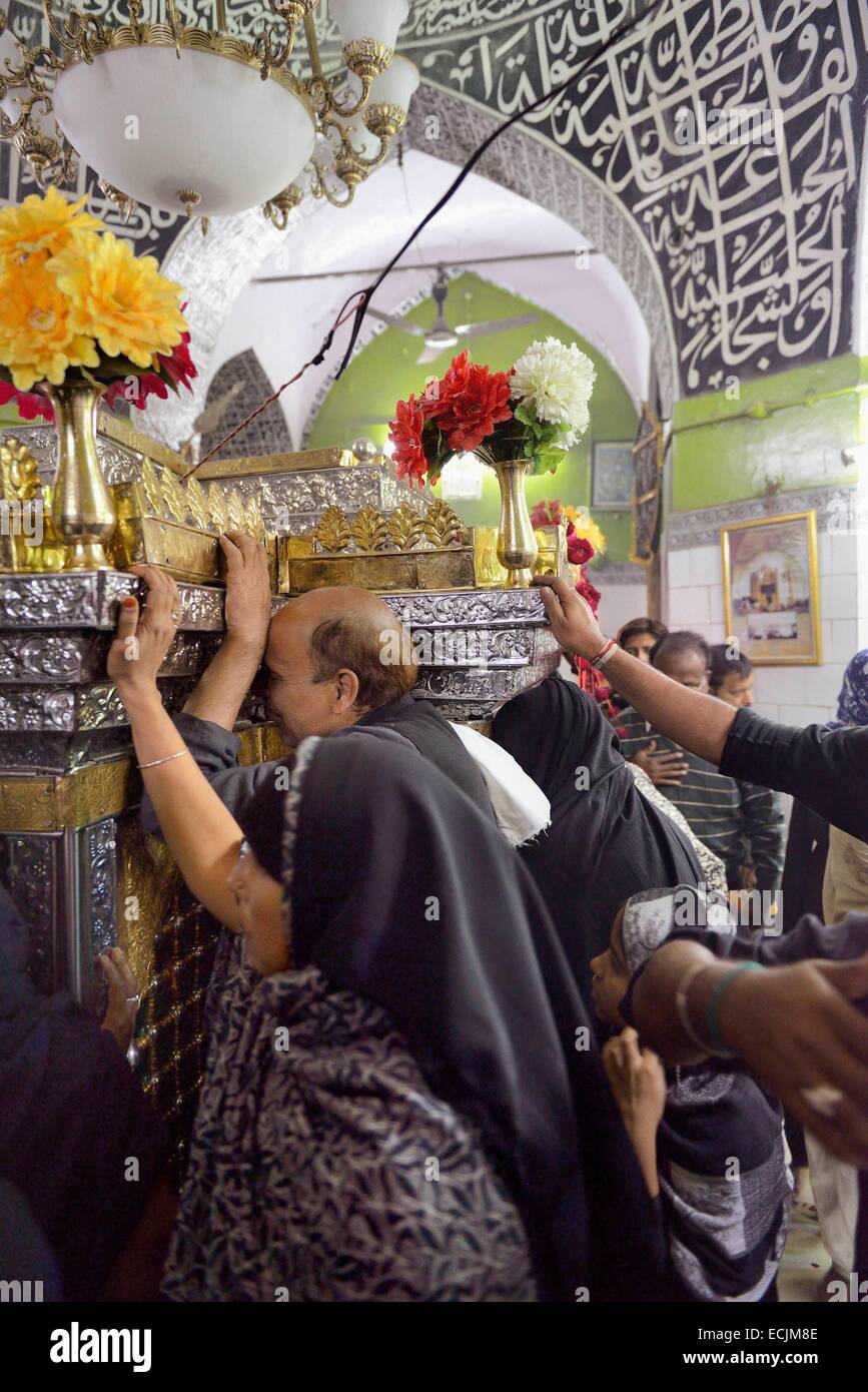 India, Uttar Pradesh, Lucknow, Imambara Talkatora Karbala, Ashura festival, Shia devoti lutto il martirio di Imam Hussain Foto Stock