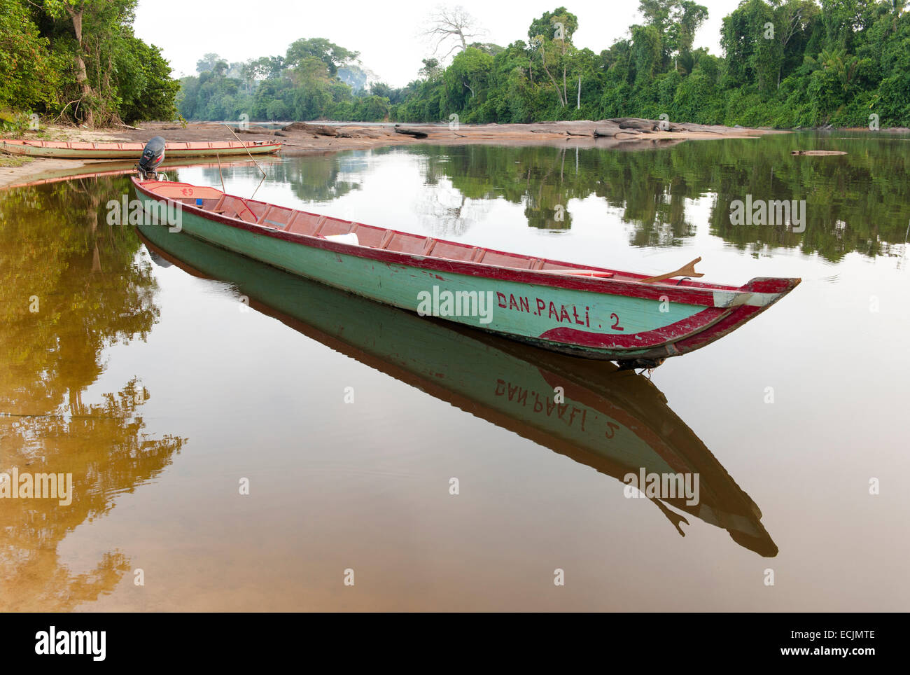 In canoa sul fiume ormeggiato sulle rive del fiume Suriname a Danpaati Lodge, superiore del Suriname Foto Stock