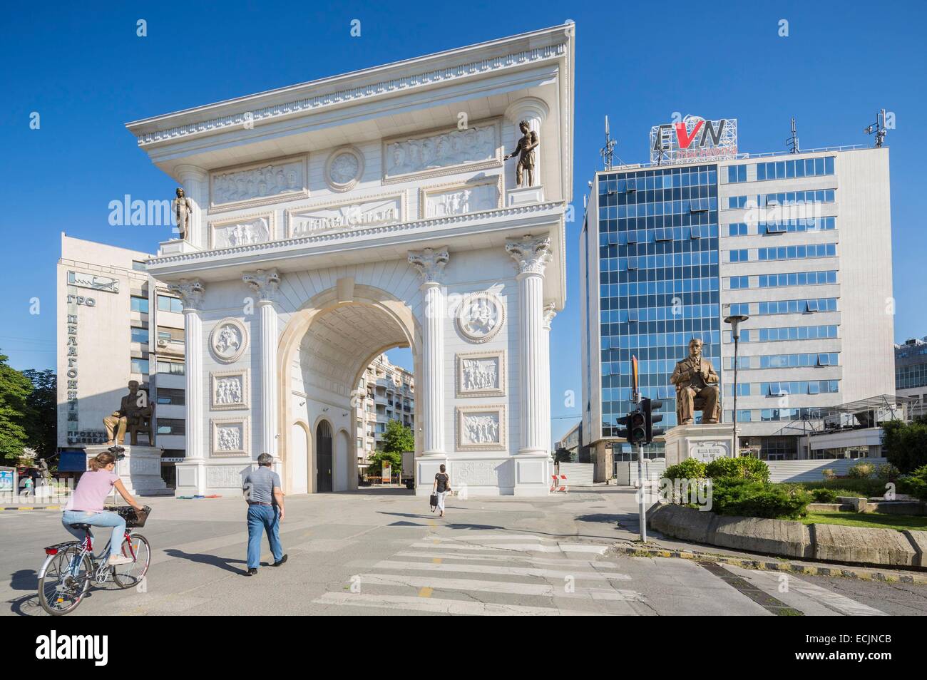 Repubblica di Macedonia Skopje, centro città, Porta della Macedonia, Boulevard 11 Oktomvri Foto Stock