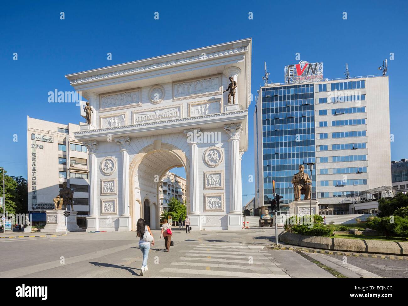 Repubblica di Macedonia Skopje, centro città, Porta della Macedonia, Boulevard 11 Oktomvri Foto Stock