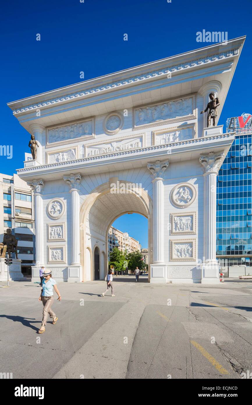 Repubblica di Macedonia Skopje, centro città, Porta della Macedonia, Boulevard 11 Oktomvri Foto Stock