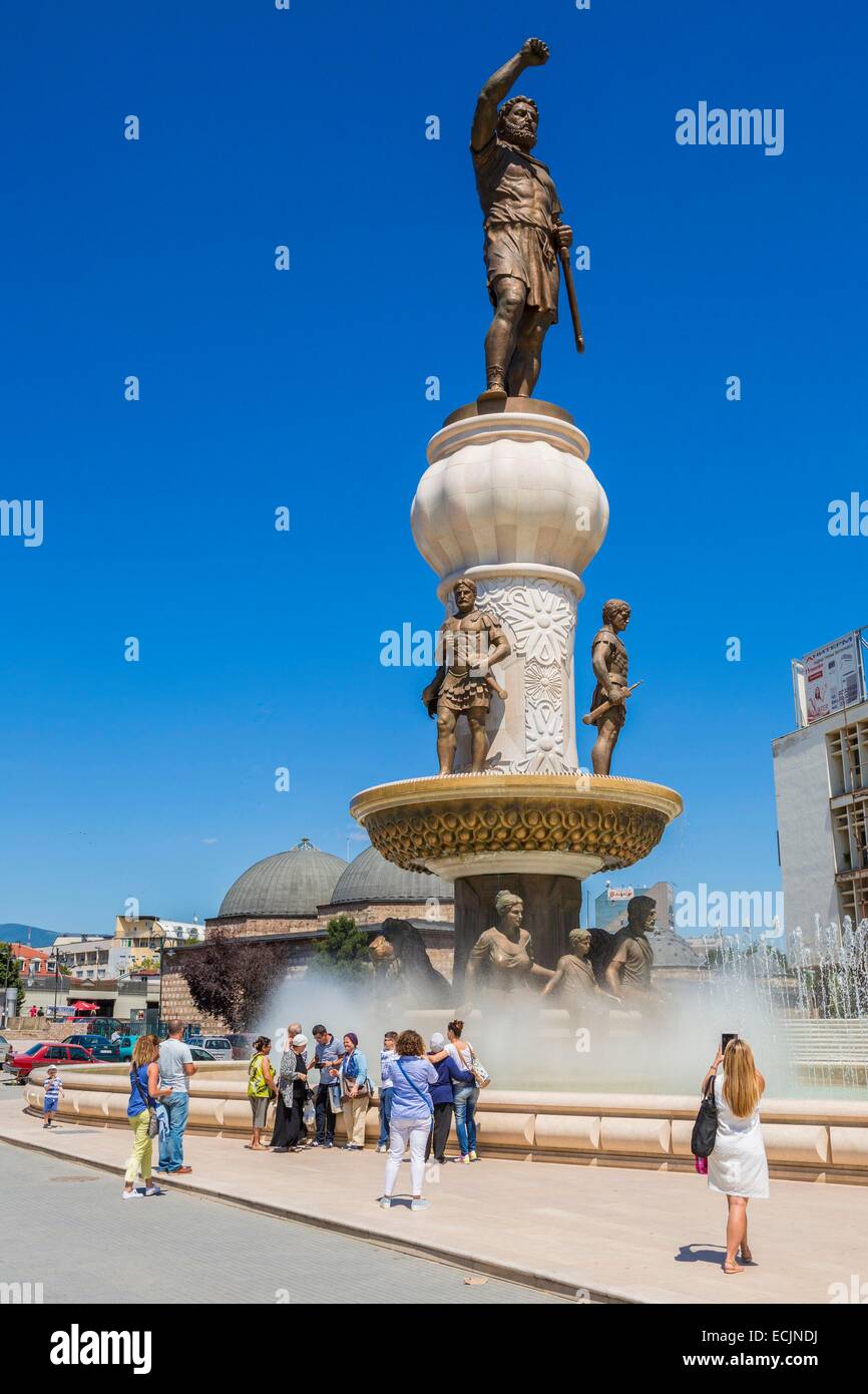 Repubblica di Macedonia Skopje, downtown, Carsija district, il Karpos square, all'entrata del Vecchio Bazar, la fontana con la statua di Filippo II di Macedonia Foto Stock