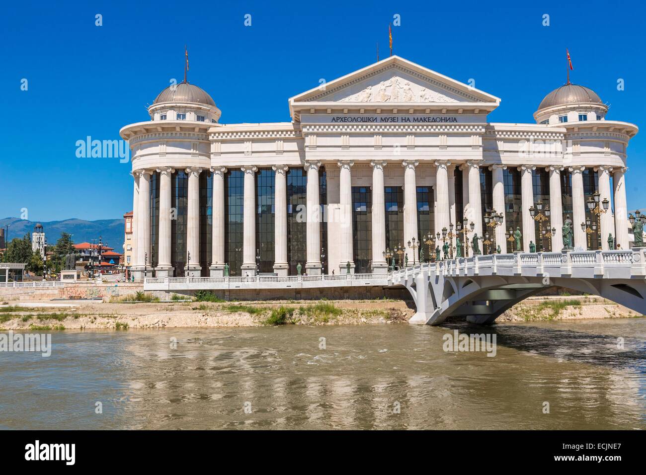 Repubblica di Macedonia Skopje, il Museo Archeologico di Macedonia e il ponte di civiltà Foto Stock