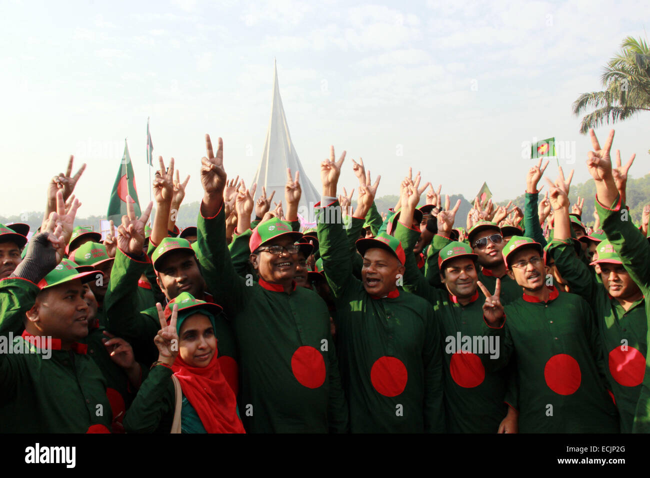 Dacca in Bangladesh. 16 dicembre, 2014. Popolo del Bangladesh affollano Mausoleo Nazionale in Savar, nella periferia di Dhaka, di pagare i tributi per la marcatura dei martiri la XLIV Giornata della vittoria. In questo giorno nel 1971 il paese ha ottenuto l'indipendenza dopo un periodo di nove mesi di lunga guerra di liberazione. Dacca in Bangladesh. 16/12/2014 La nazione celebra il 44º anniversario della sua gloriosa vittoria sul Pakistan le forze di occupazione nel 1971. Il 16 dicembre 1971 il paese ha ottenuto l'indipendenza come pure il nome del Bangladesh che è venuto dopo un periodo di nove mesi di guerra di liberazione. Foto Stock