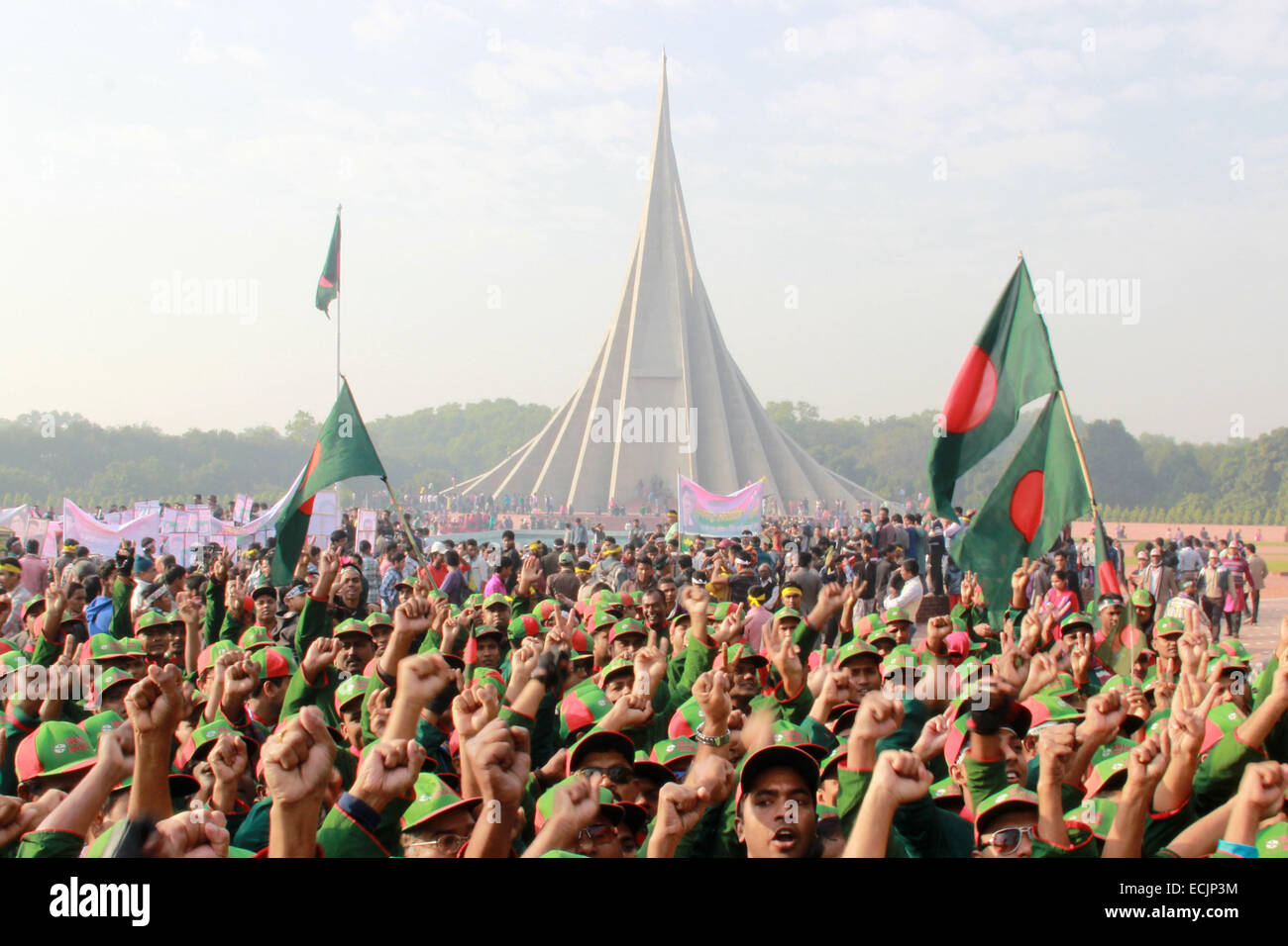 Dacca in Bangladesh. 16 dicembre, 2014. Popolo del Bangladesh affollano Mausoleo Nazionale in Savar, nella periferia di Dhaka, di pagare i tributi per la marcatura dei martiri la XLIV Giornata della vittoria. In questo giorno nel 1971 il paese ha ottenuto l'indipendenza dopo un periodo di nove mesi di lunga guerra di liberazione. Dacca in Bangladesh. 16/12/2014 La nazione celebra il 44º anniversario della sua gloriosa vittoria sul Pakistan le forze di occupazione nel 1971. Il 16 dicembre 1971 il paese ha ottenuto l'indipendenza come pure il nome del Bangladesh che è venuto dopo un periodo di nove mesi di guerra di liberazione. Foto Stock