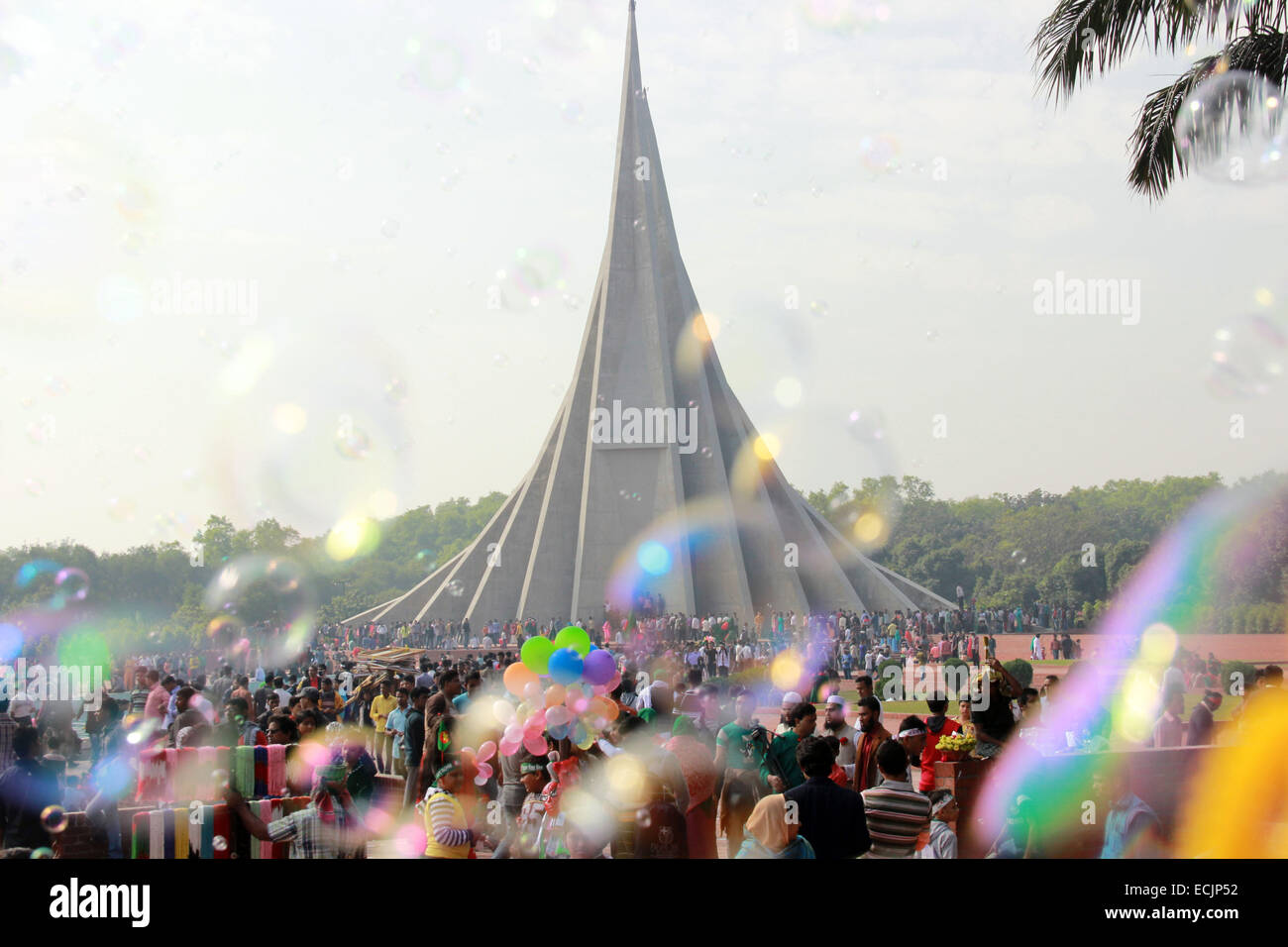 Dacca in Bangladesh. 16 dicembre, 2014. Popolo del Bangladesh affollano Mausoleo Nazionale in Savar, nella periferia di Dhaka, di pagare i tributi per la marcatura dei martiri la XLIV Giornata della vittoria. In questo giorno nel 1971 il paese ha ottenuto l'indipendenza dopo un periodo di nove mesi di lunga guerra di liberazione. Dacca in Bangladesh. 16/12/2014 La nazione celebra il 44º anniversario della sua gloriosa vittoria sul Pakistan le forze di occupazione nel 1971. Il 16 dicembre 1971 il paese ha ottenuto l'indipendenza come pure il nome del Bangladesh che è venuto dopo un periodo di nove mesi di guerra di liberazione. Foto Stock