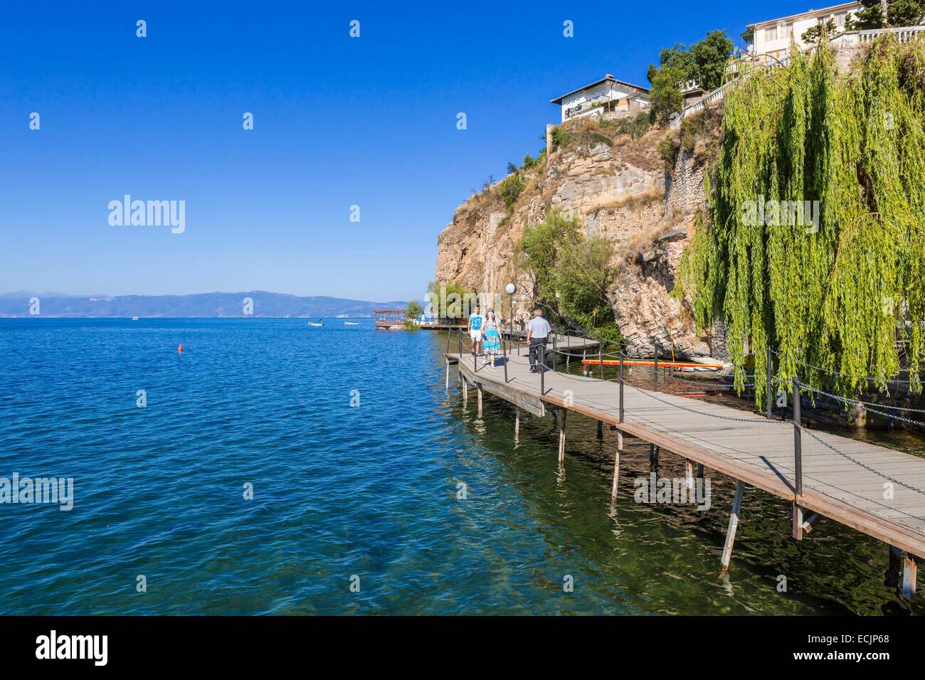 Repubblica di Macedonia, il lago di Ohrid, classificato come patrimonio mondiale dall UNESCO molo lungo la città di Ohrid Foto Stock
