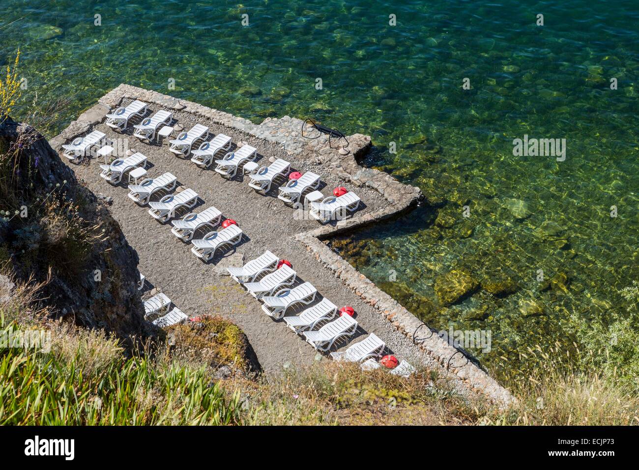 Repubblica di Macedonia, il lago di Ohrid, classificato come patrimonio mondiale dall UNESCO sito, transat su una spiaggia Foto Stock