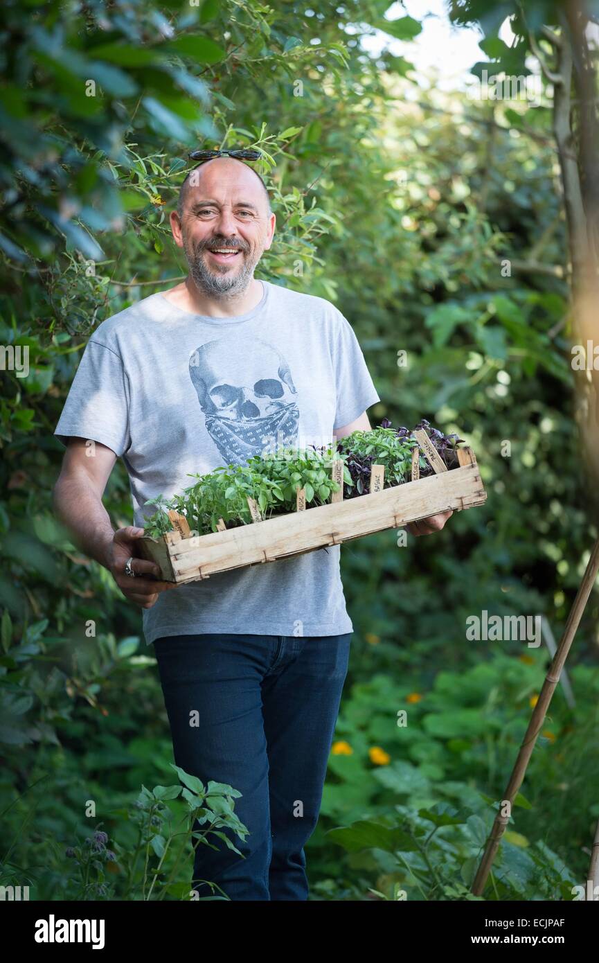 Francia, Morbihan, Saint Pierre Quiberon, chef Hervé Bourdon nel Giardino del Petit Hotel du Grand Large Foto Stock