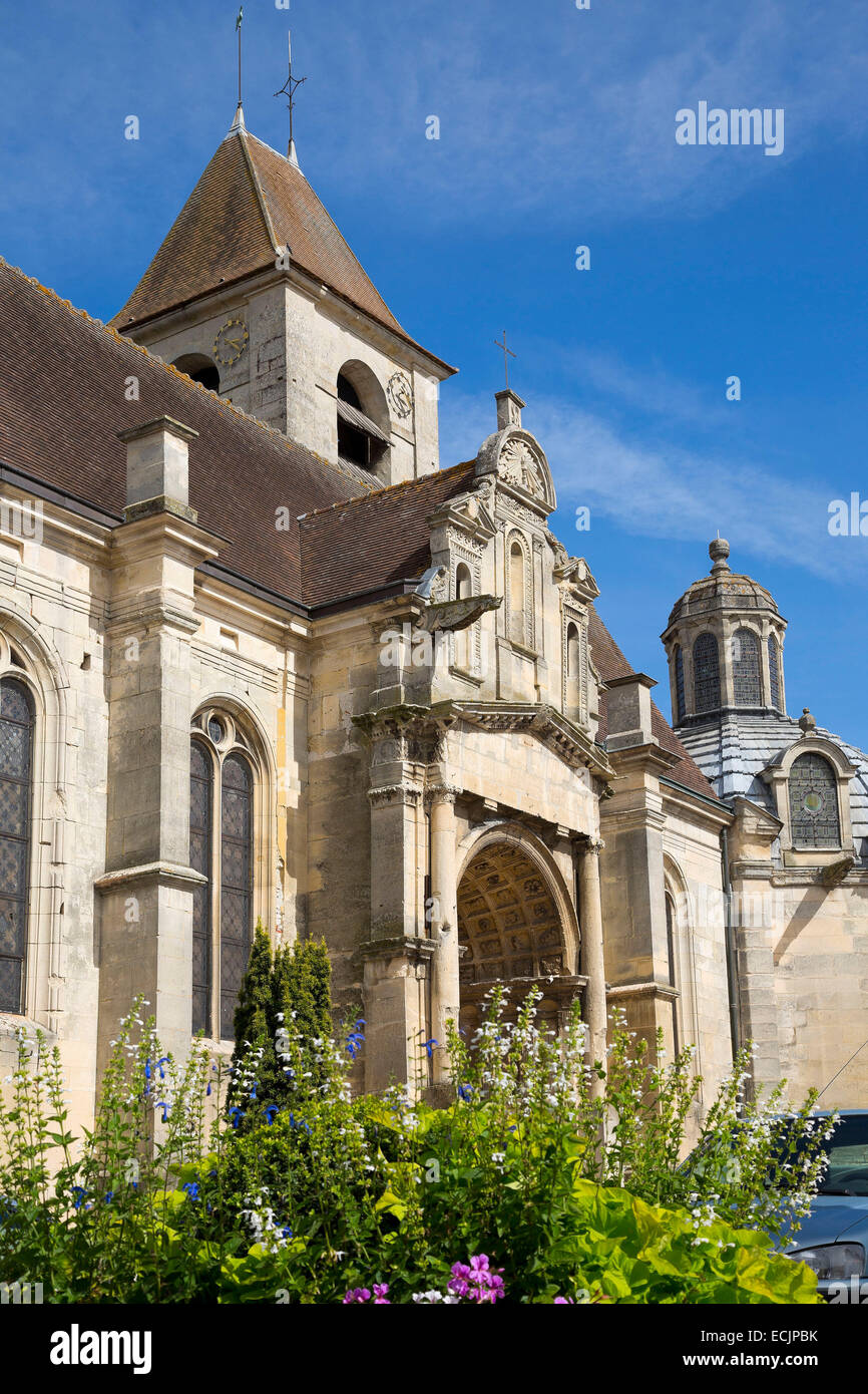 Francia, Val d'Oise, Marines, Place du General Leclerc, chiesa di Saint Remi Foto Stock