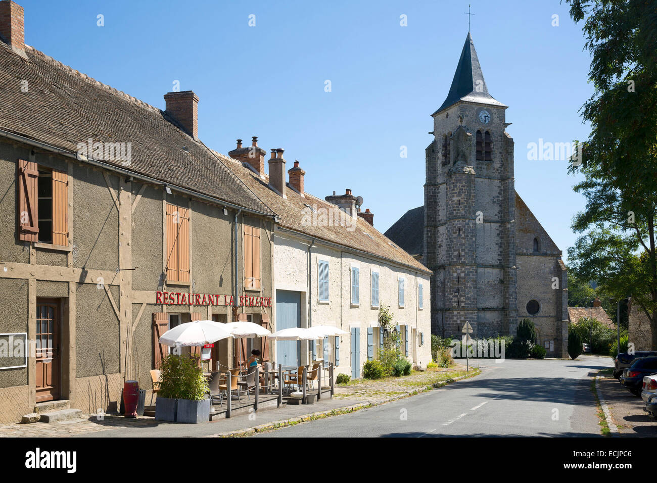 Francia, Essonne, Saint Cyr sous Dourdan, rue de l'Eglise, la chiesa di St Cyr e Sainte Julitte Foto Stock