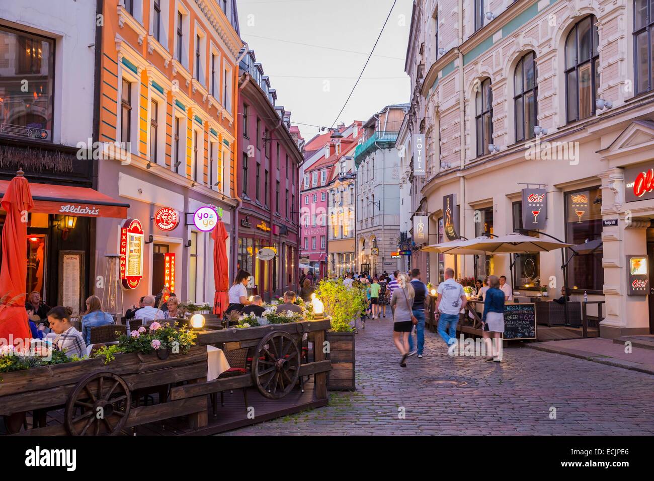 La lettonia (Paesi Baltici), Riga, capitale europea della cultura 2014, centro storico elencati come patrimonio mondiale dall' UNESCO, terrasses nel centro della città, Jauniela street Foto Stock