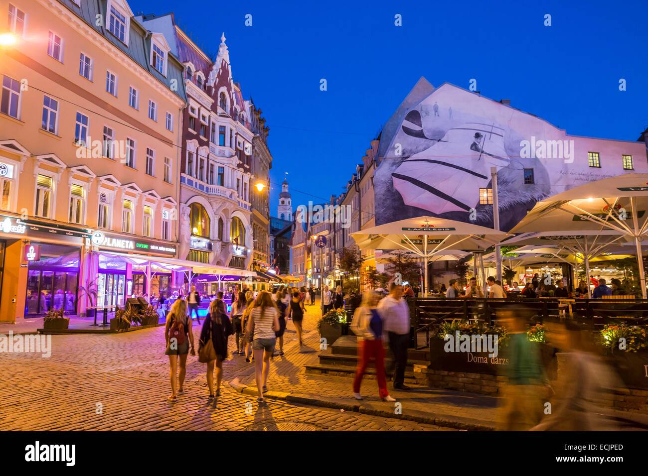 La lettonia (Paesi Baltici), Riga, capitale europea della cultura 2014, centro storico elencati come patrimonio mondiale dall' UNESCO, terrasses nel centro della città, Tirgonu Street Foto Stock