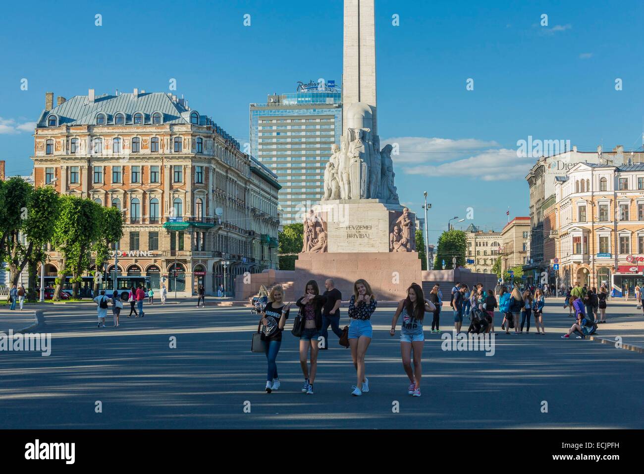 La lettonia (Paesi Baltici), Riga, capitale europea della cultura 2014, centro storico elencati come patrimonio mondiale dall UNESCO, il monumento alla libertà square (Brivibas Pieminelkis) Foto Stock