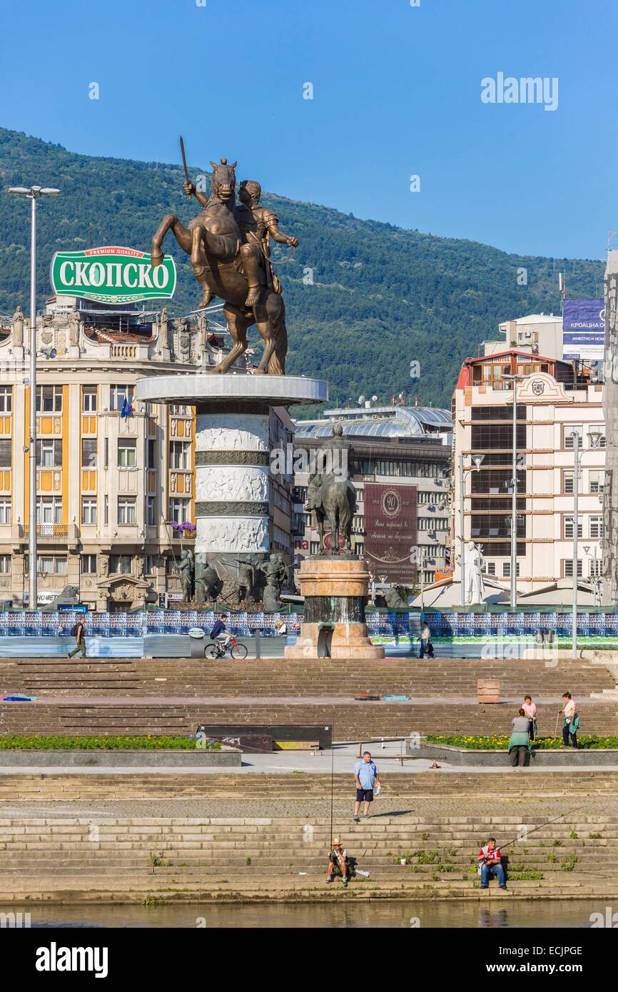 Repubblica di Macedonia Skopje, downtown, Macedonia Square con la statua di Alessandro il Grande a bordo del fiume Vardar Foto Stock