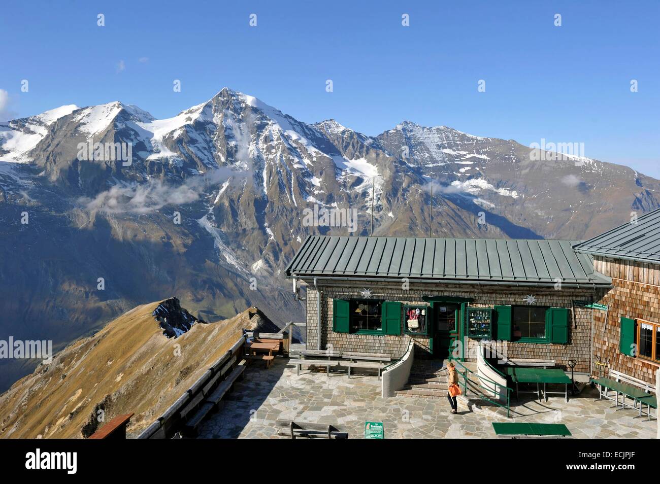 Austria, Land Salisburgo, Carinzia, vista su Grossglockner-Hochalpenstrasse (Grossglockner Strada alpina), Fusch, Fuschertal valle e sugli Alti Tauri massiccio, Edelweiss-Spitze (2571 m), il panorama su Alti Tauri massiccio, lee Hohe Dock (3348 m) e grosses Wi Foto Stock