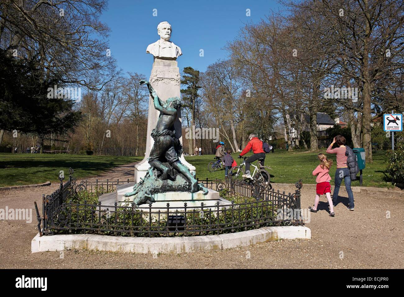 Francia, Hauts de Seine, Marnes la Coquette, Busto di Louis Pasteur, in Pasteur giardino pubblico, all'ingresso di Saint Cloud Park Foto Stock