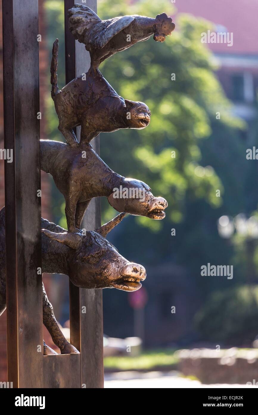 La lettonia (Paesi Baltici), Riga, capitale europea della cultura 2014, centro storico sono classificati come patrimonio mondiale dall'UNESCO, la città vecchia, Skarnu's street, statua rappresenta una delle fiabe dei fratelli Grimm titolo i musicanti di Brema e accarezzare uno o Foto Stock