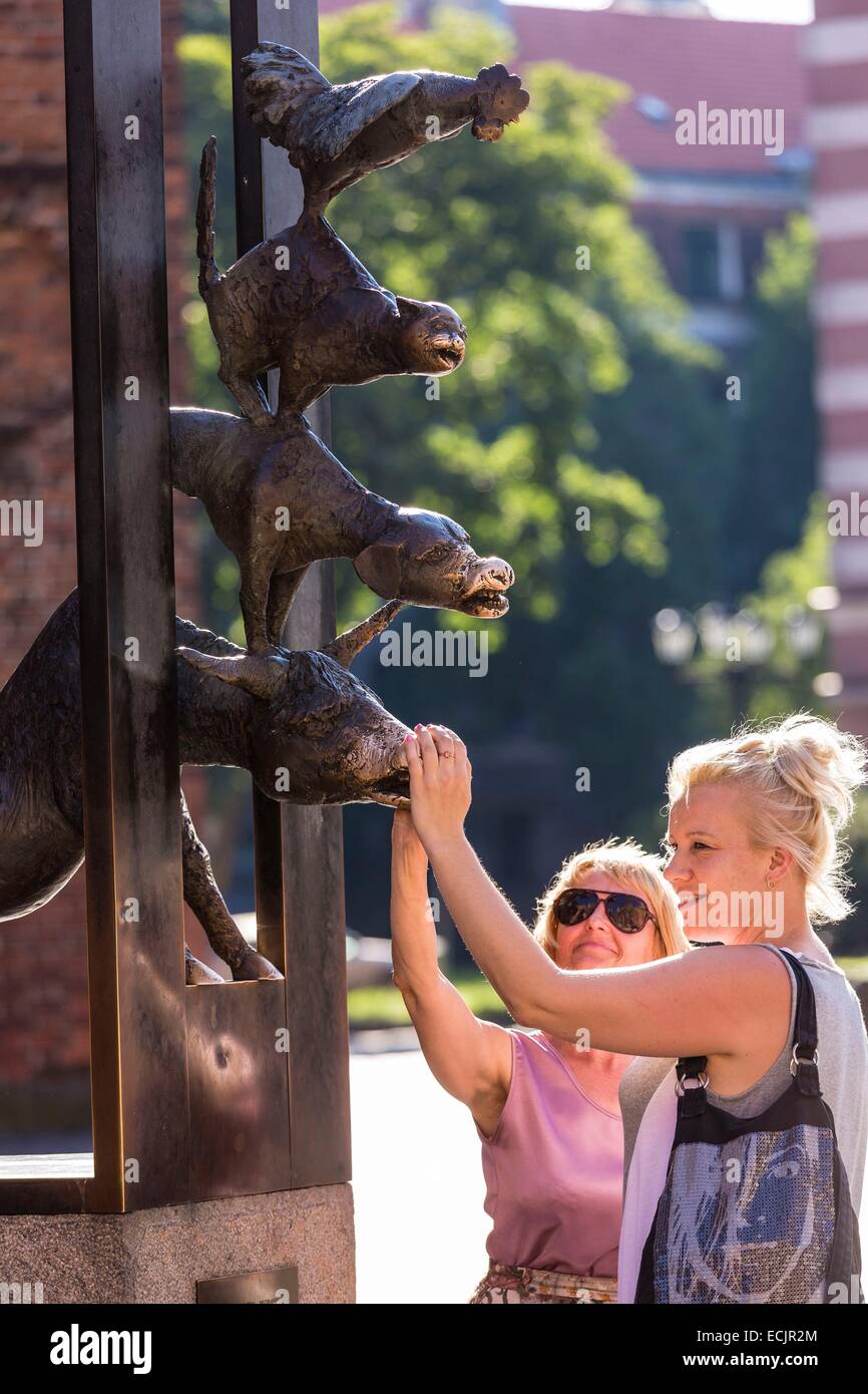 La lettonia (Paesi Baltici), Riga, capitale europea della cultura 2014, centro storico sono classificati come patrimonio mondiale dall'UNESCO, la città vecchia, Skarnu's street, statua rappresenta una delle fiabe dei fratelli Grimm titolo i musicanti di Brema e accarezzare uno o Foto Stock