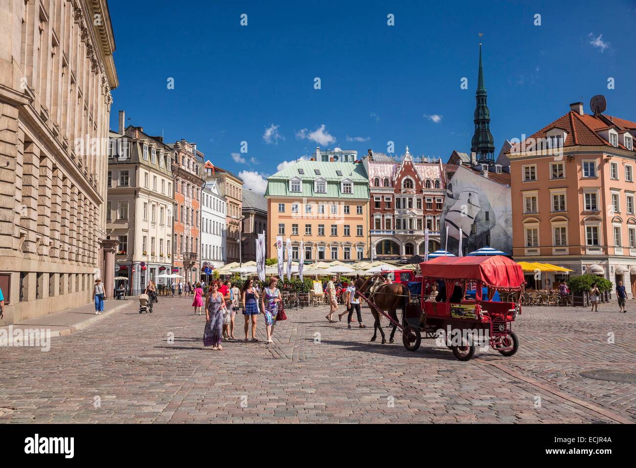 La lettonia (Paesi Baltici), Riga, capitale europea della cultura 2014, centro storico elencati come patrimonio mondiale dall' UNESCO, terrasses nel centro della città, Tirgonu Street con una vista del campanile della chiesa di San Pietro Foto Stock