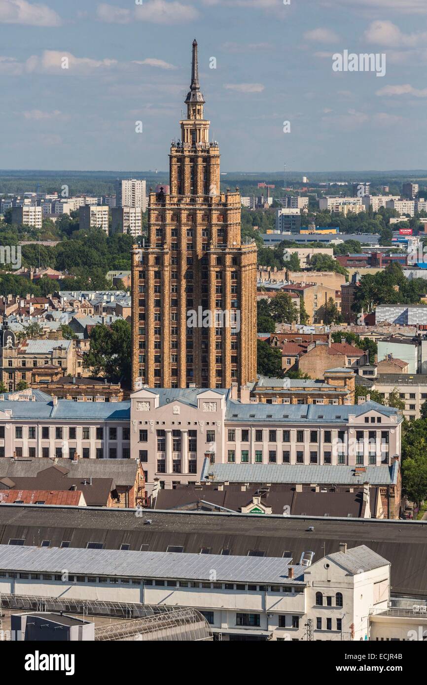La lettonia (Paesi Baltici), Riga, capitale europea della cultura 2014, Accademia delle Scienze, edificio risalente ai sovietici e soprannominato dai locali come la torta di compleanno di Staline o anche chiamato il Cremlino Foto Stock