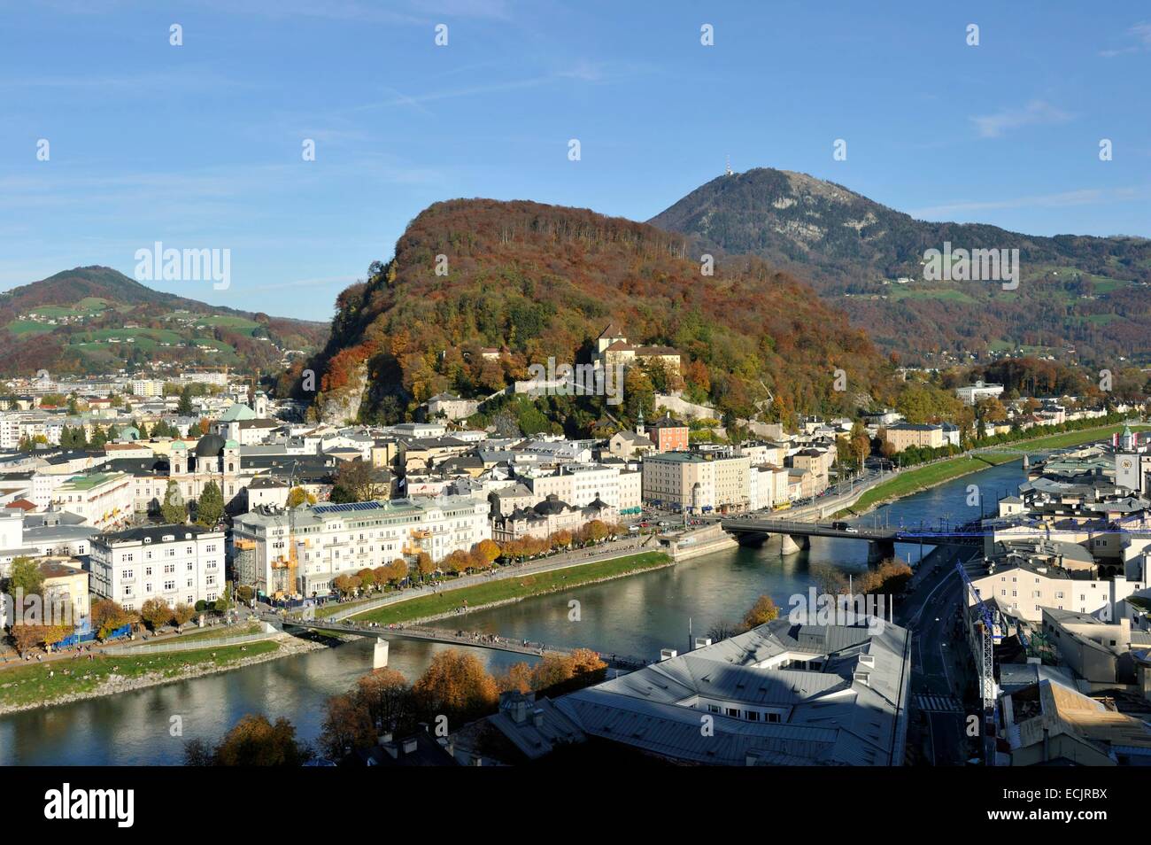 Austria, Salisburgo, centro storico elencati come patrimonio mondiale dall UNESCO, il fiume Salzach e Stadt interno quartiere con il Kapuzinerberg Foto Stock