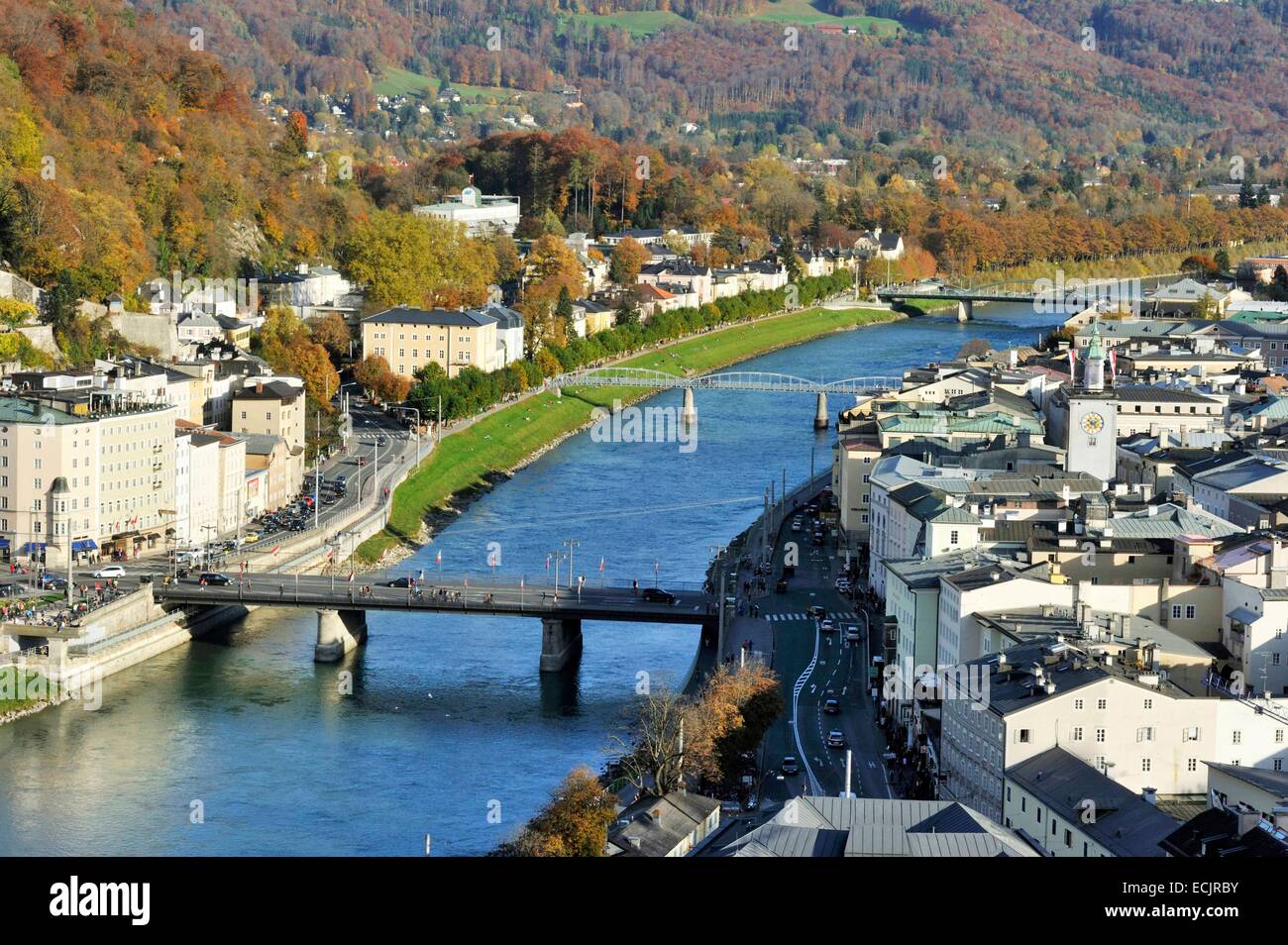 Austria, Salisburgo, centro storico elencati come patrimonio mondiale dall UNESCO, il fiume Salzach Foto Stock