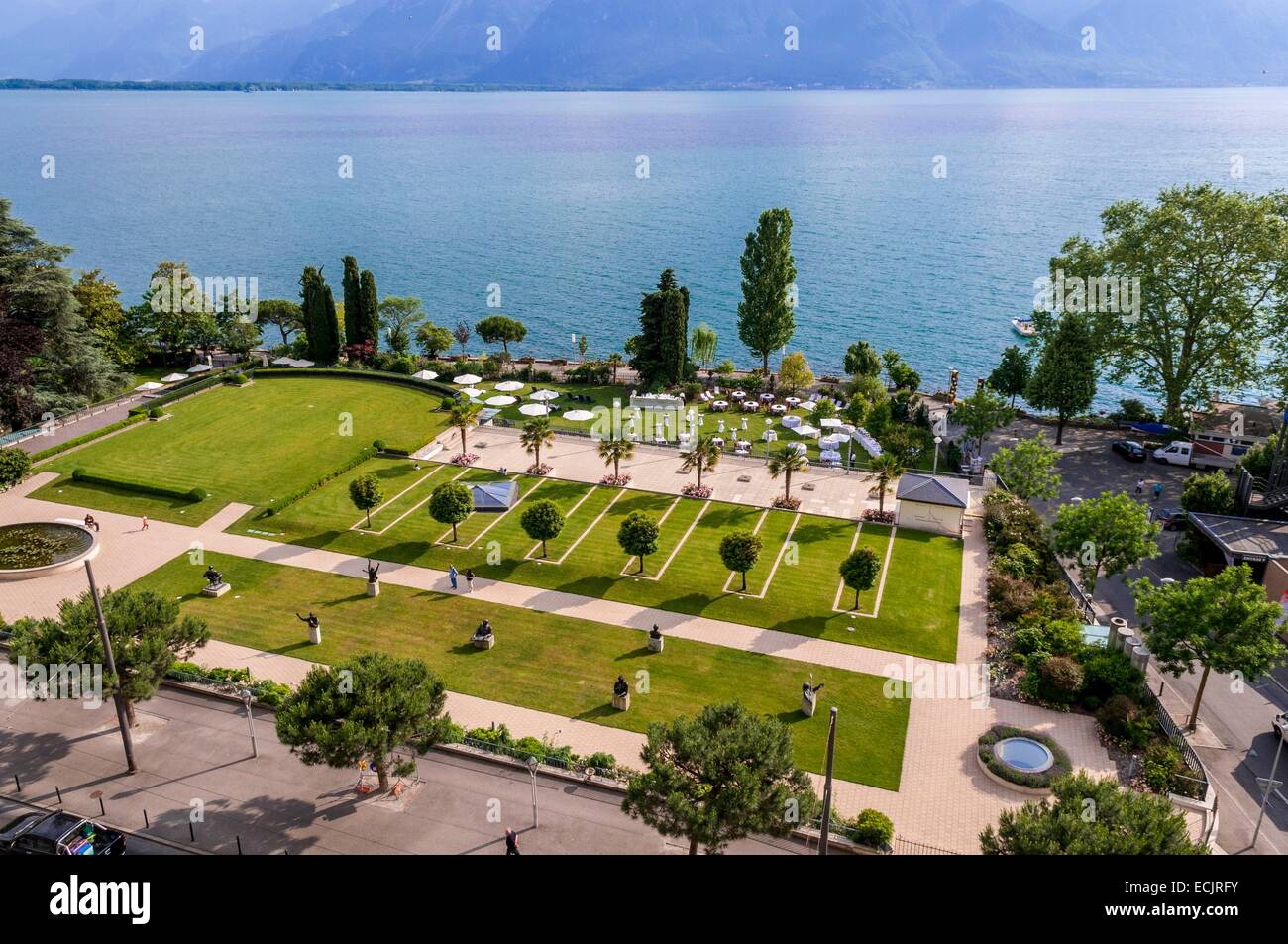 La Svizzera, nel Cantone di Vaud, Montreux, affacciato sul Lago di Ginevra, coste francesi e giardini del Fairmont Montreux Palace dalla camera palace Foto Stock