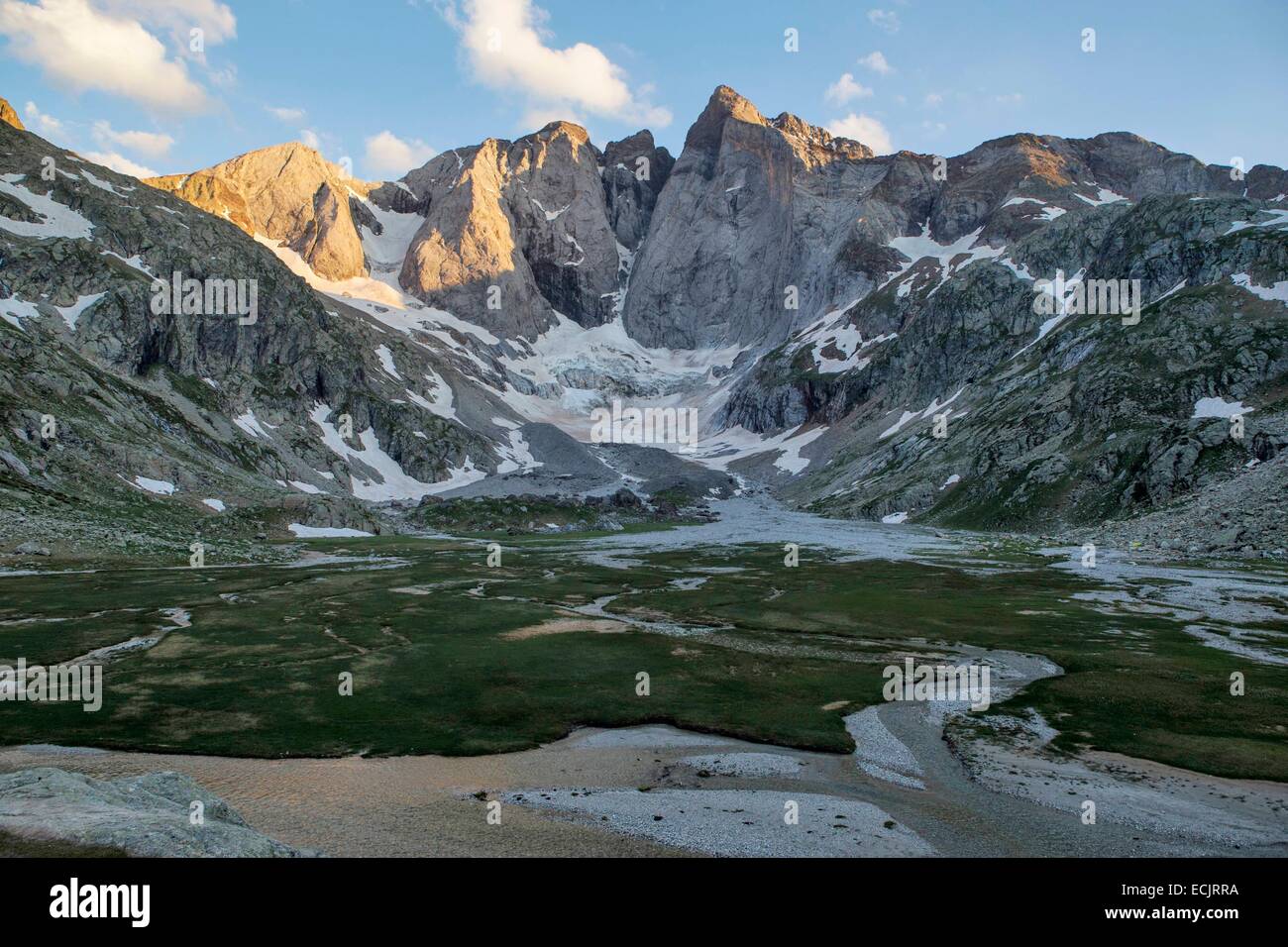 Francia, Hautes Pirenei, Parco Nazionale dei Pirenei, GR10 grande randonnee sentiero nella valle di Gaube, faccia del nord del massiccio Vignemale Foto Stock
