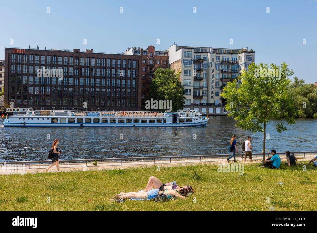 Germania Berlino, Berlino Est, Friedrichshain, giardino di fronte la East Side Gallery sulle rive del fiume Sprea Foto Stock