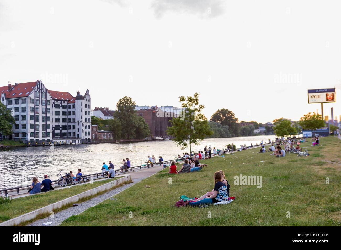 Germania Berlino, Berlino Est, Friedrichshain, giardino di fronte la East Side Gallery sulle rive del fiume Sprea Foto Stock