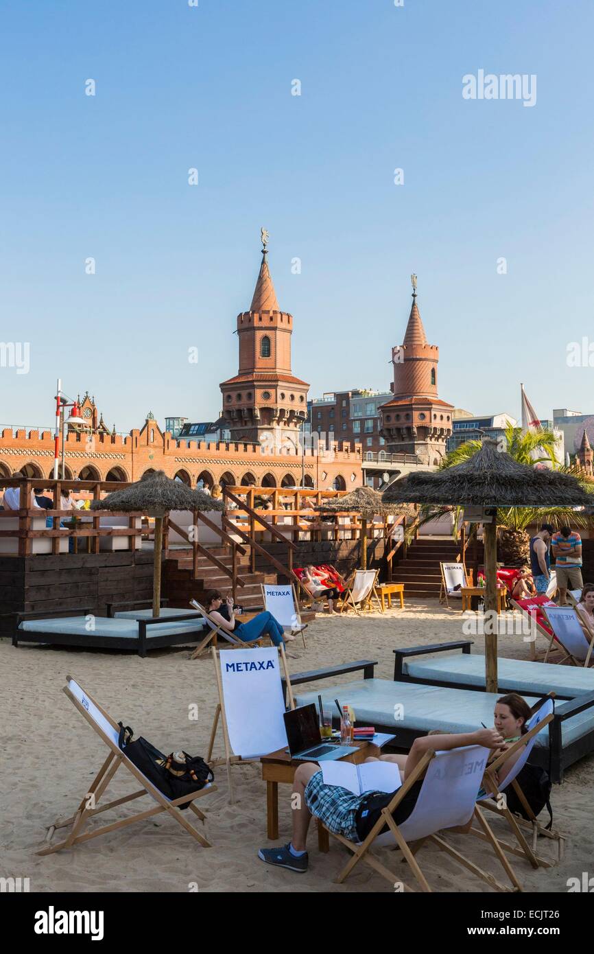 Germania Berlino, Berlino Est, Friedrichshain, ristorante cafe pirati lungo la Sprea Foto Stock