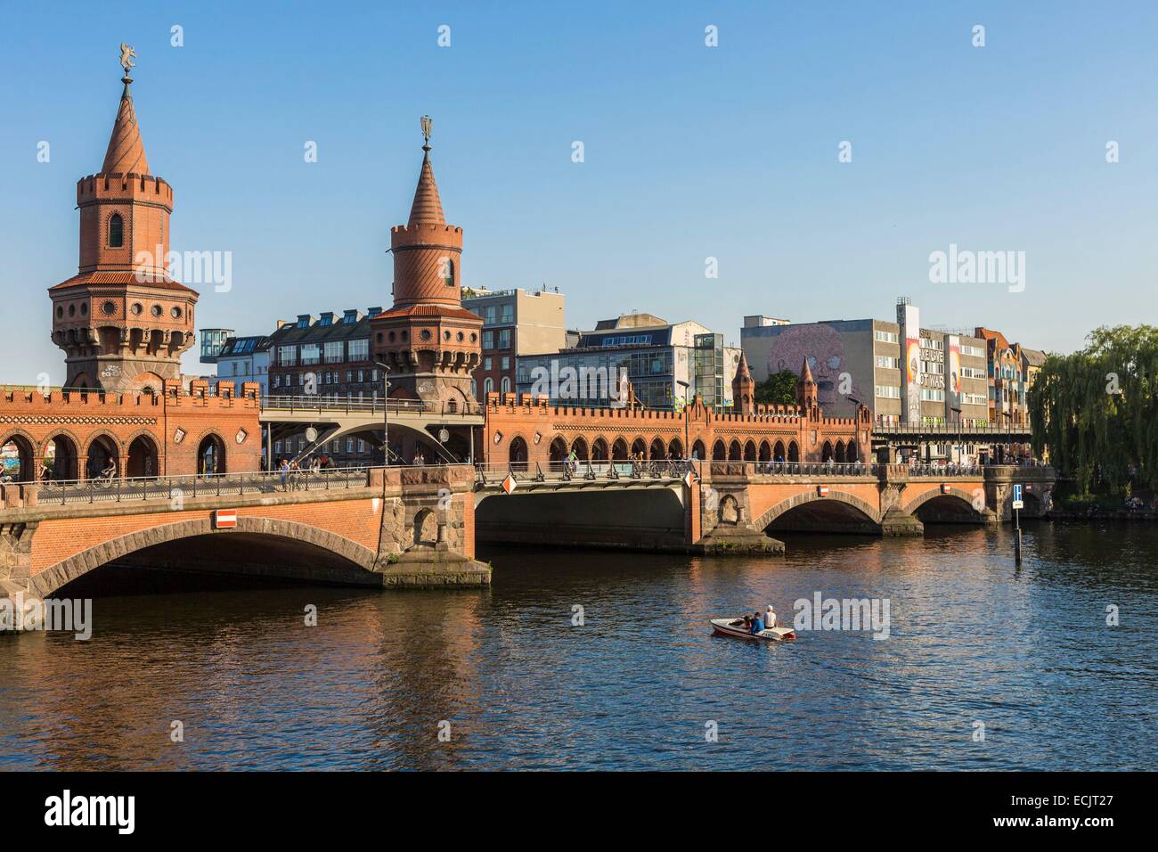 Germania Berlino, Berlino Est, il ponte sulla Sprea Oberbaumbrucke collega il quartiere Kreuzberg di Friedrichshain Foto Stock