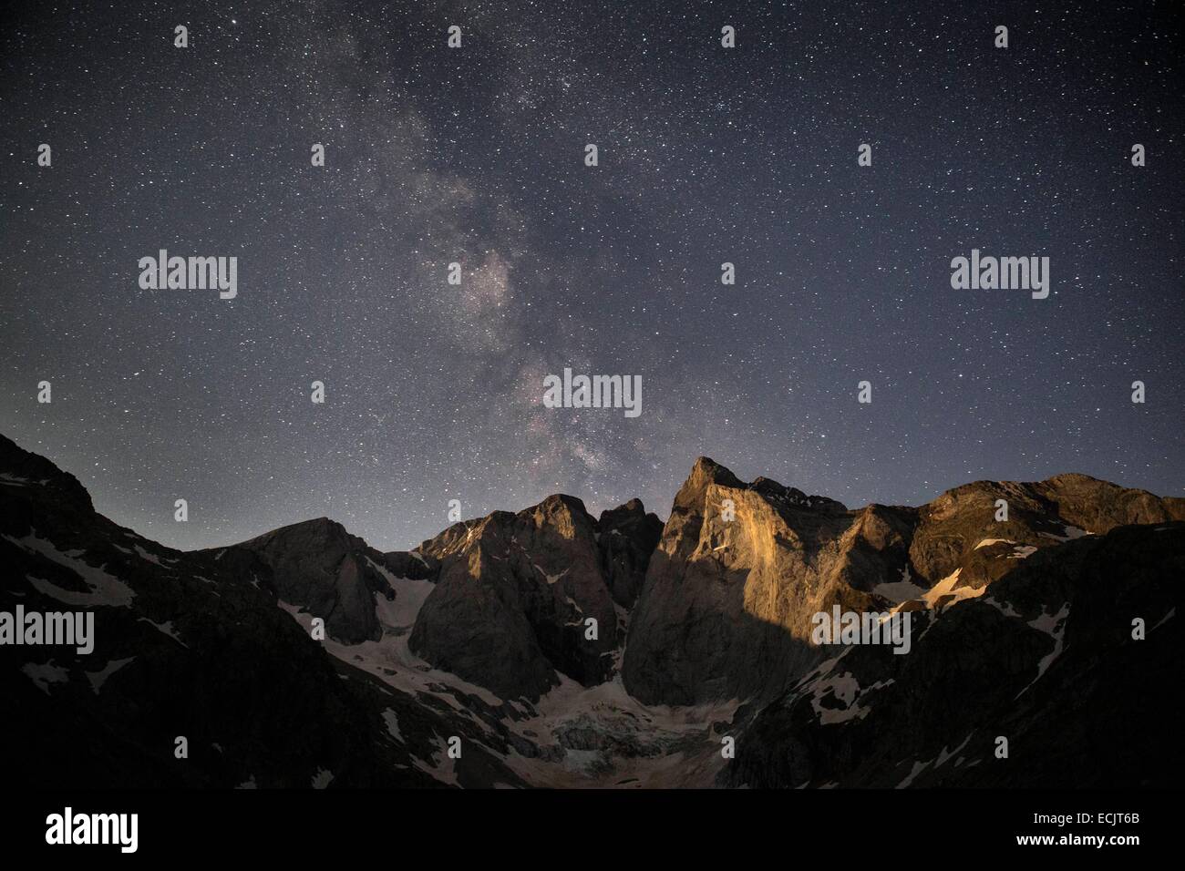 Francia, Hautes Pirenei, Parco Nazionale dei Pirenei, GR10 grande randonnee sentiero nella valle di Gaube, Via Lattea sopra il massiccio picco Vignemale Foto Stock