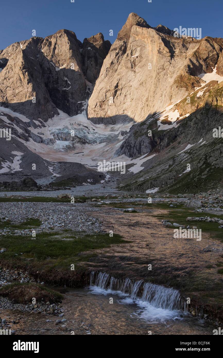 Francia, Hautes Pirenei, Parco Nazionale dei Pirenei, GR10 grande randonnee sentiero nella valle di Gaube, faccia del nord del massiccio Vignemale Foto Stock