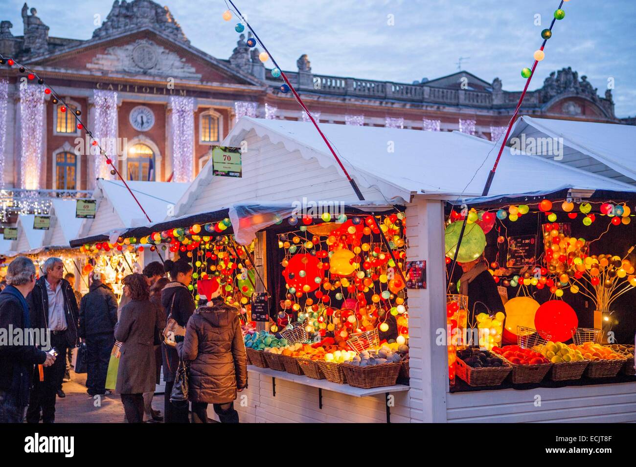 Francia, Haute Garonne, Toulouse, Mercatino di Natale di Place du Capitole Foto Stock