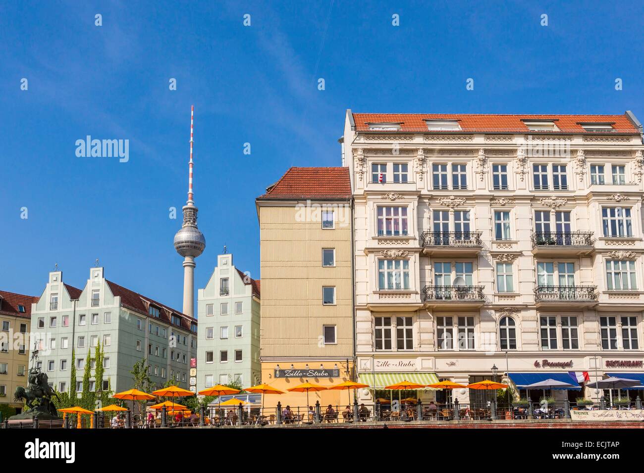 Germania Berlino, Berlino Est, rinata storico quartiere Nikolai, e la Torre della TV Foto Stock