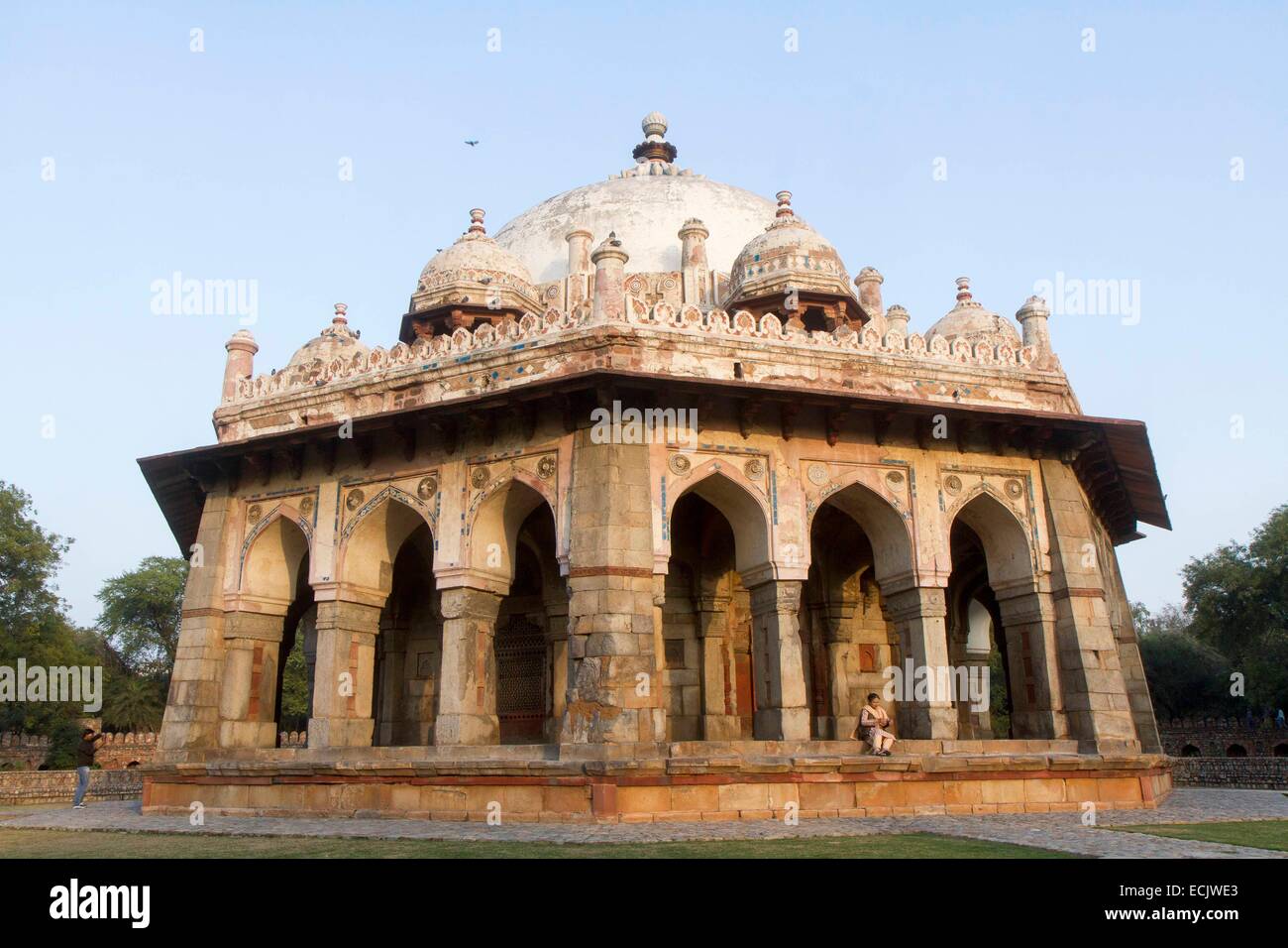 India, Nuova Delhi, tomba di Isa Khan in Jama Masjid moschea giardino Foto Stock