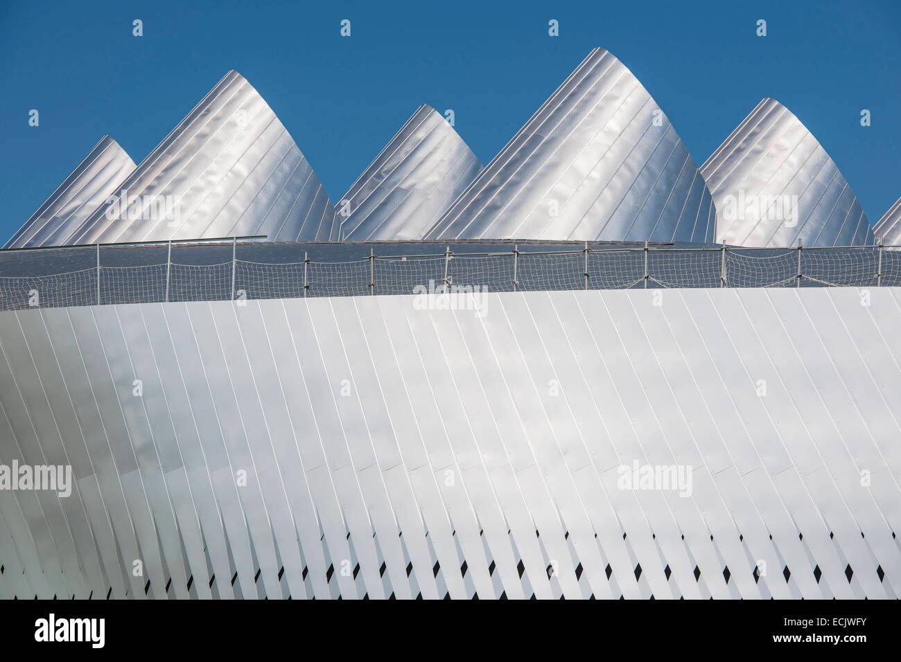 Francia, Finisterre, Brest, Brest Arena è una performance sala per eventi sportivi e altri eventi che si trova sul Polygone, sito, l'edificio è una macchina per la respirazione ventilato naturalmente, da Herault Arnod Architectes Foto Stock