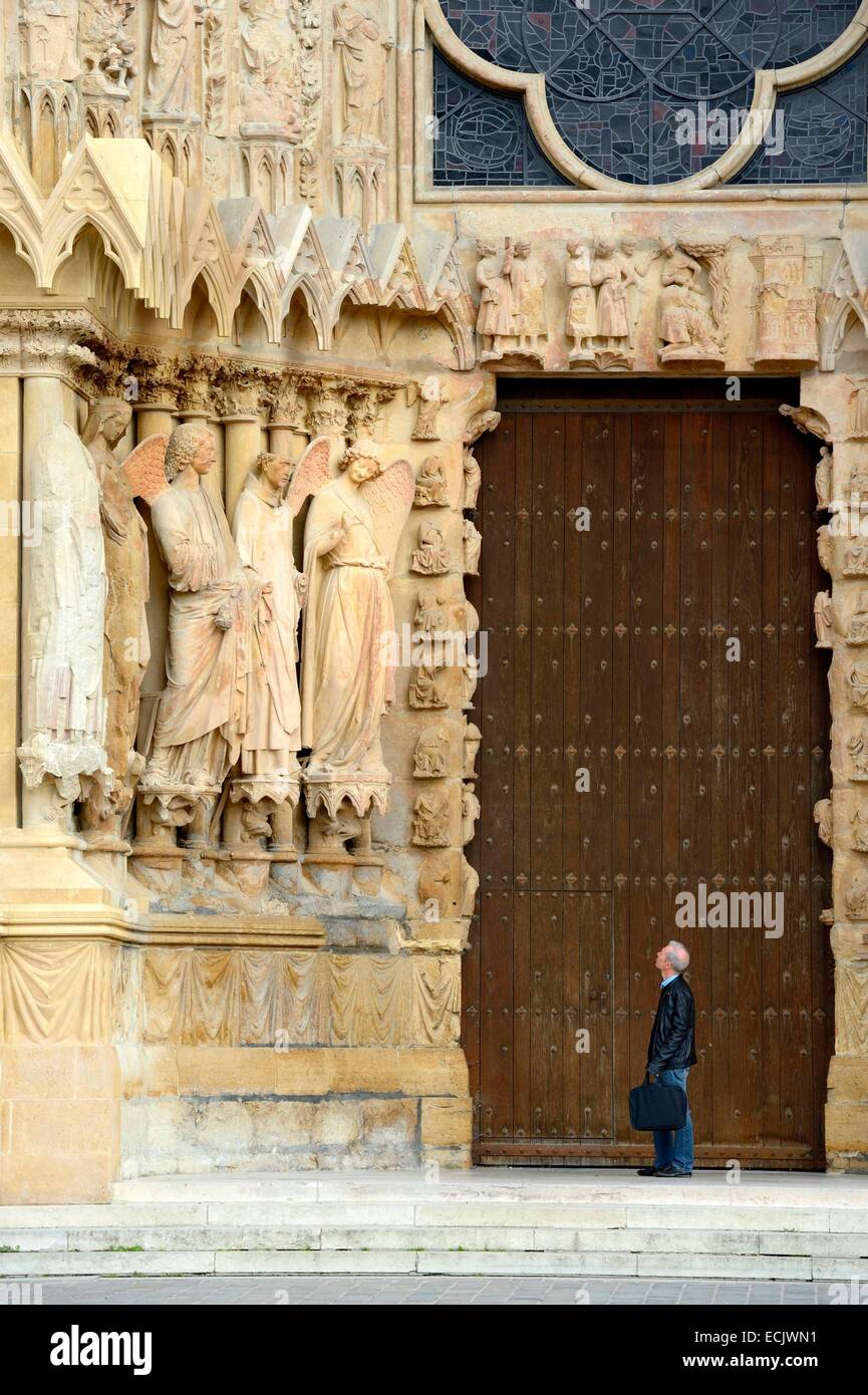 Francia, Marne, Reims, la cattedrale di Notre Dame de Reims cattedrale, elencato come patrimonio mondiale dall UNESCO, scultura di L'ange au sourire (l'angelo con il sorriso) sulla facciata ovest Foto Stock