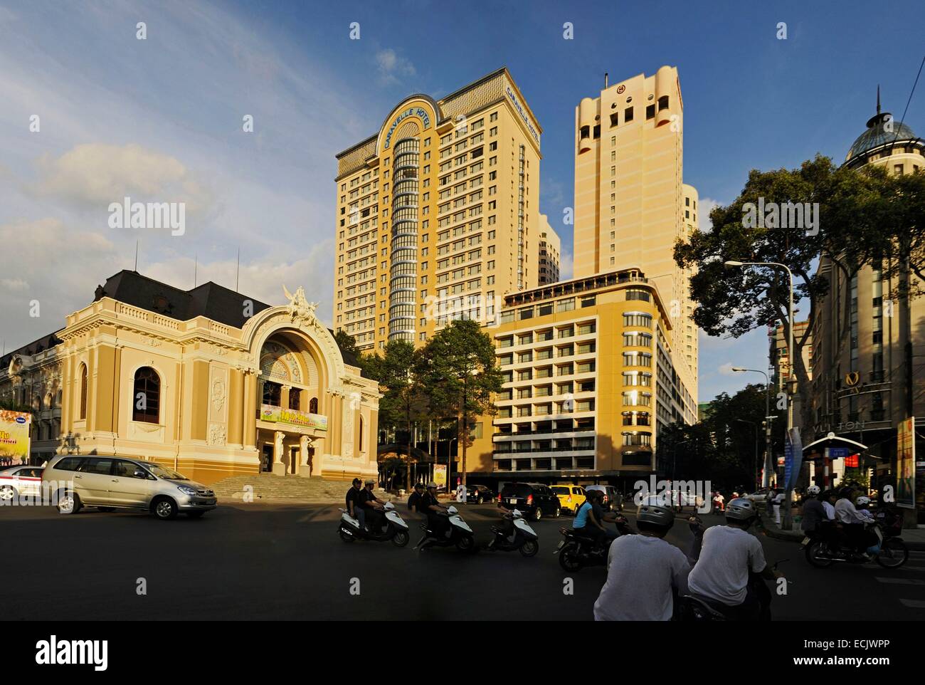 Il Vietnam, Ho Chi Minh Ville, District 1, Opera House o teatro comunale, costruito nel 1900 dal francese, ispirato al Petit Palais di Parigi, stile coloniale francese di architettura e sullo sfondo la Caravelle Hotel Foto Stock